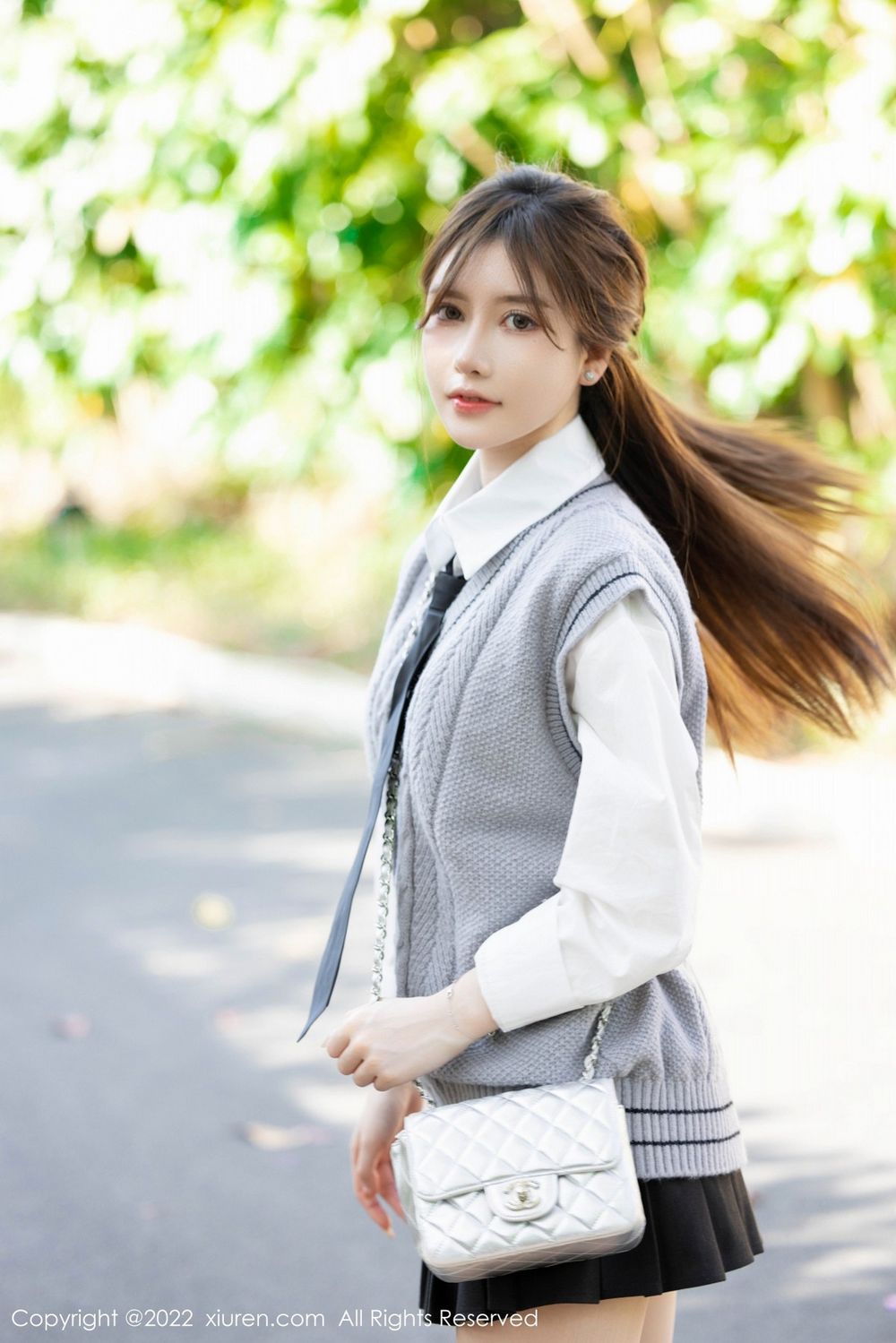 秀人网美女模特美桃酱灰色马甲文艺青年装扮珠三角旅拍-御萝部落