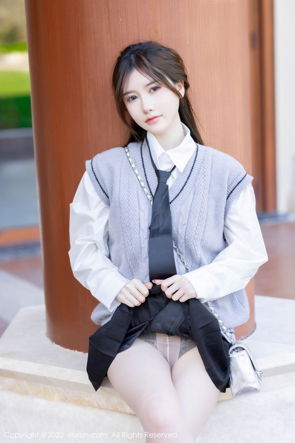 秀人网美女模特美桃酱灰色马甲文艺青年装扮珠三角旅拍-御萝部落