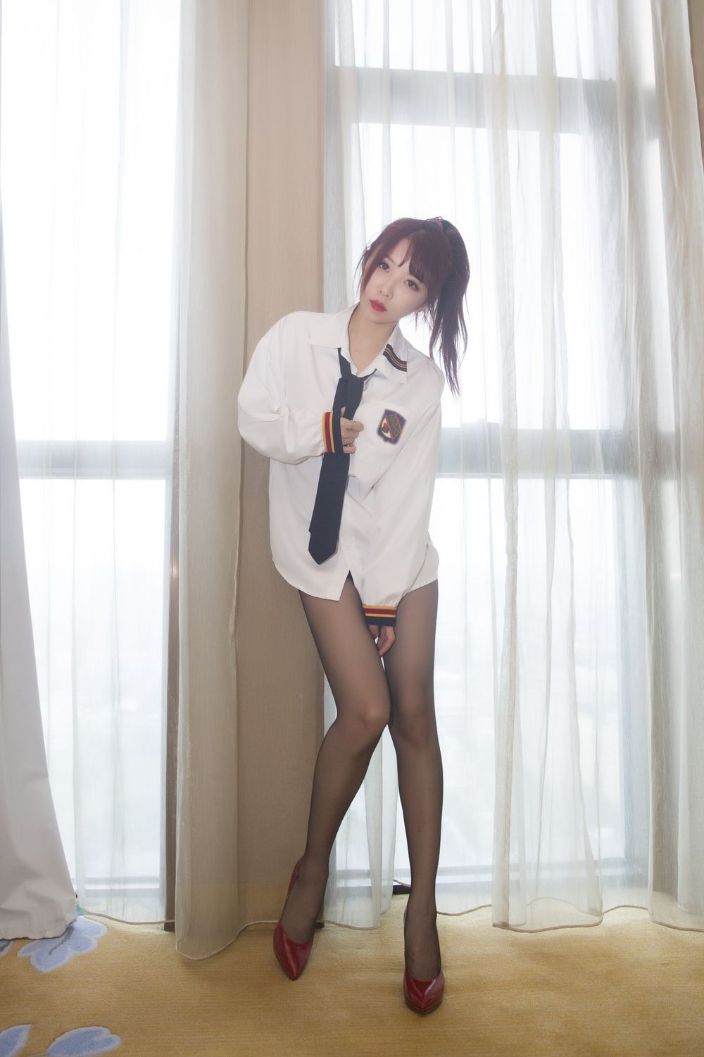 斗鱼美女主播小女巫露娜白衬衫黑丝美腿系列校园风套图-御萝部落