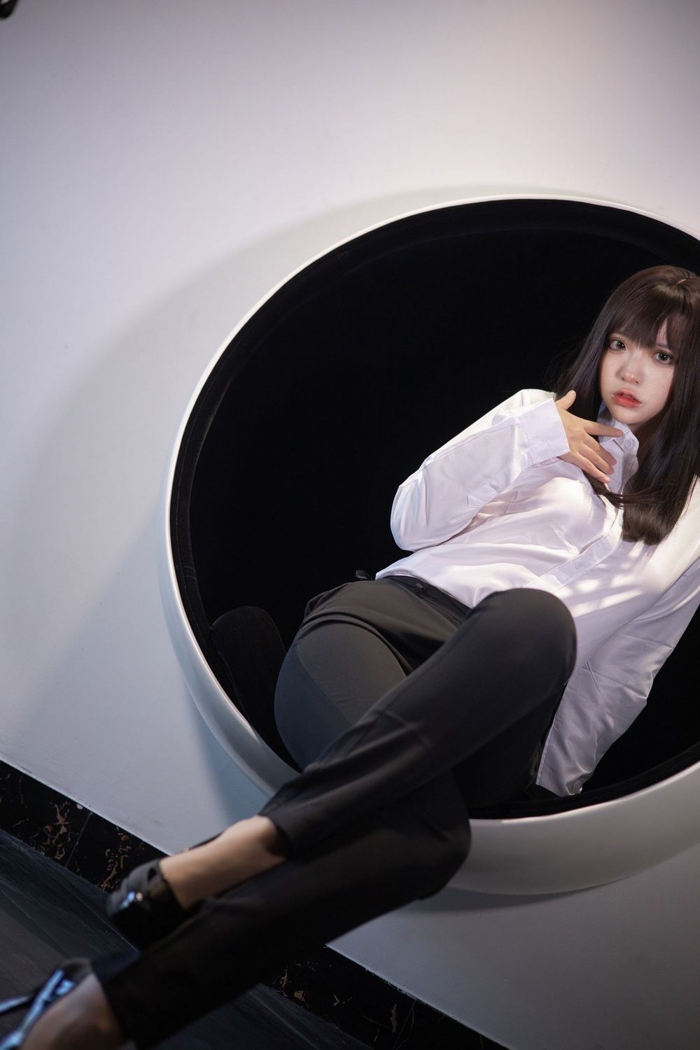 网络美女疯猫ss白衬衫丝袜美腿配长裤职场OL装扮性感写真-御萝部落