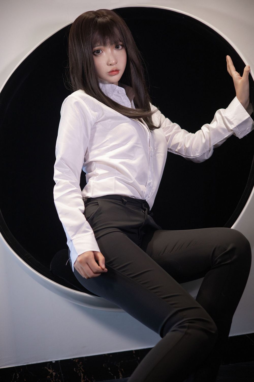 网络美女疯猫ss白衬衫丝袜美腿配长裤职场OL装扮性感写真-御萝部落