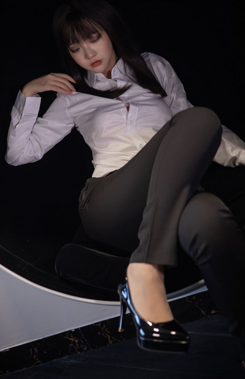 网络美女疯猫ss白衬衫丝袜美腿配长裤职场OL装扮性感写真-御萝部落