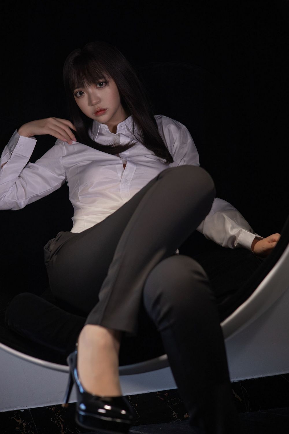 网络美女疯猫ss白衬衫丝袜美腿配长裤职场OL装扮性感写真-御萝部落