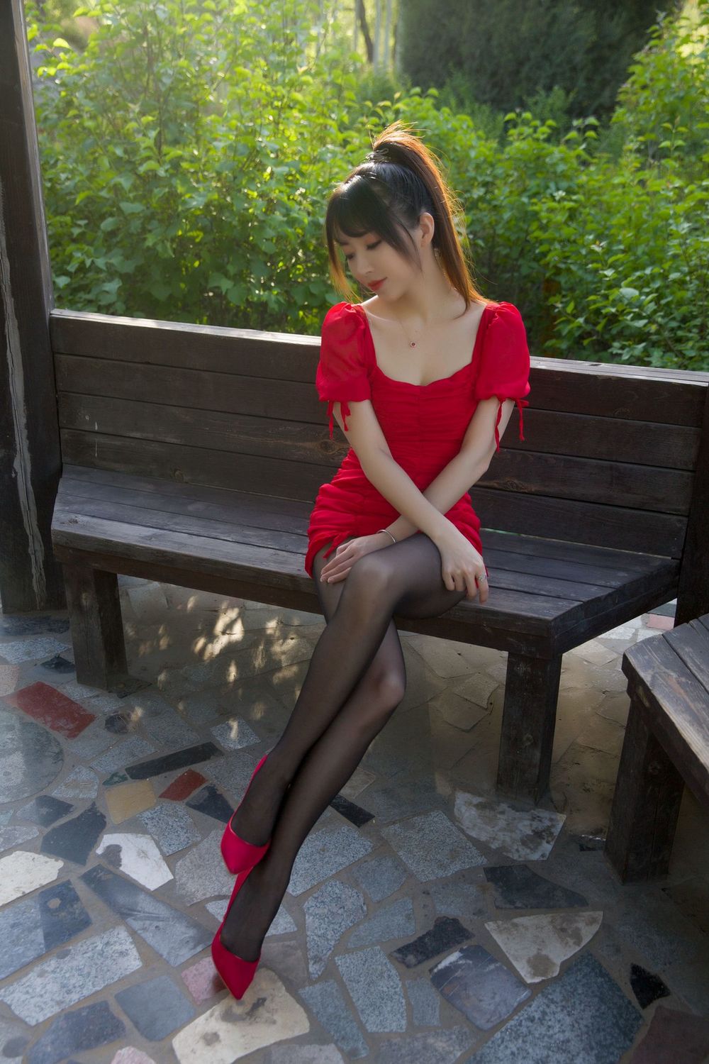 斗鱼主播小女巫露娜黑丝美腿低胸小红裙户外系列性感写真-御萝部落