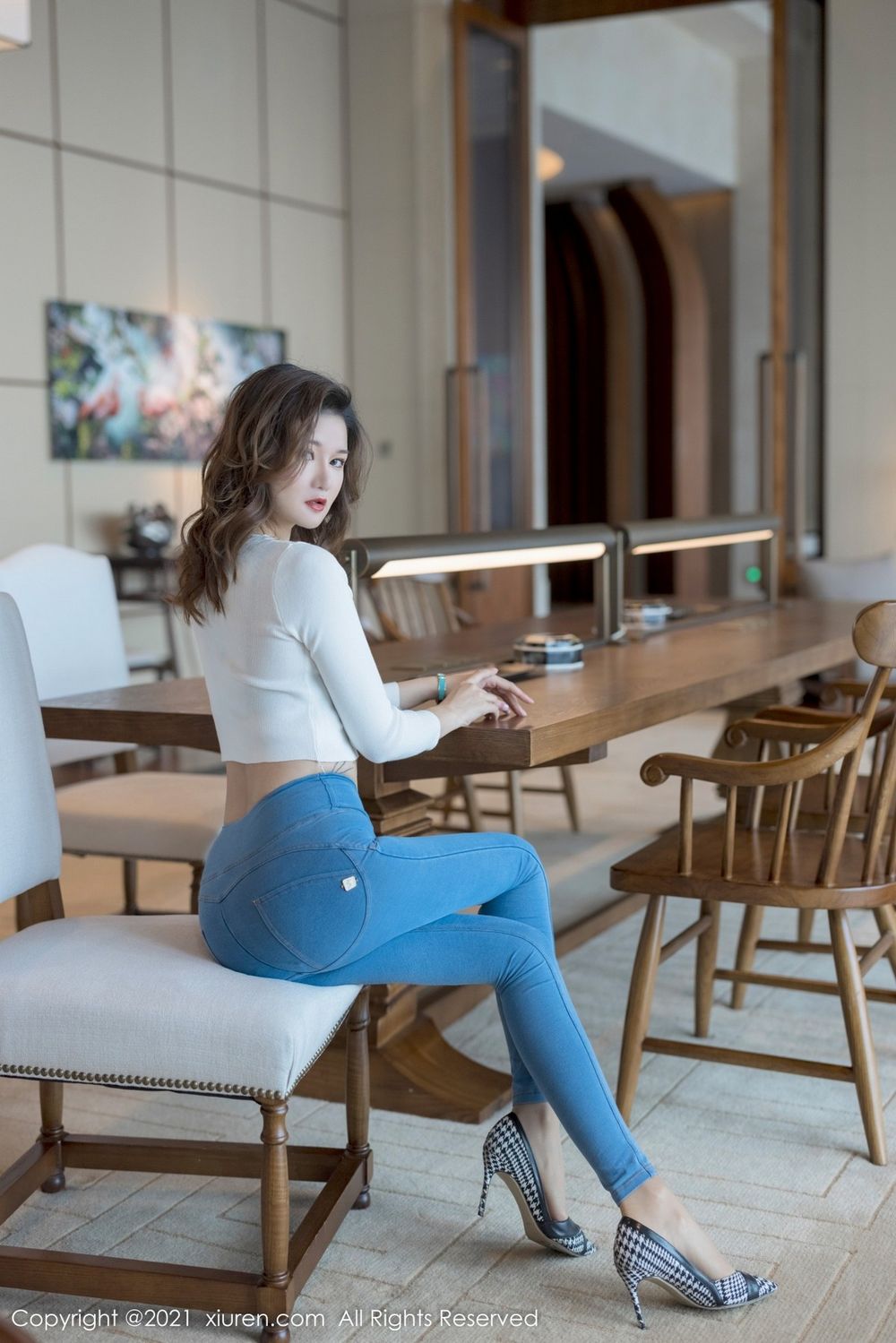 秀人网美女模特文芮jeninfer白色深V上衣紧身牛仔裤性感写真-御萝部落