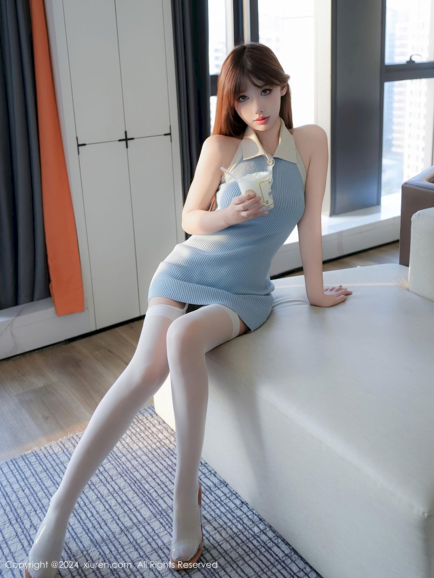 [XiuRen秀人网] No.9458 新人李金金 – 蓝色短裙+白色丝袜首套写真