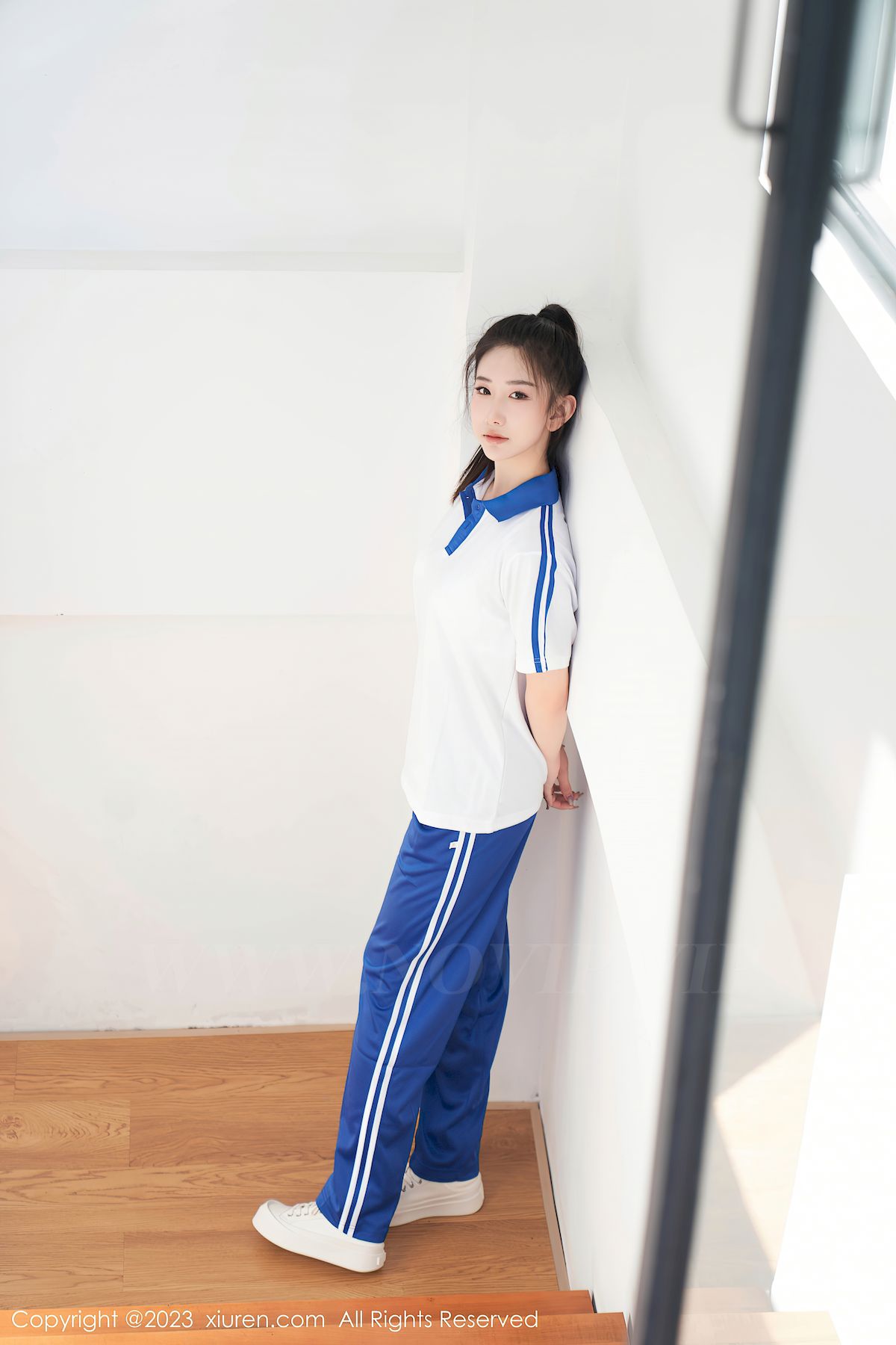 秀人网新人模特@沈青黛白色上衣蓝色长裤学妹装扮写真-御萝部落
