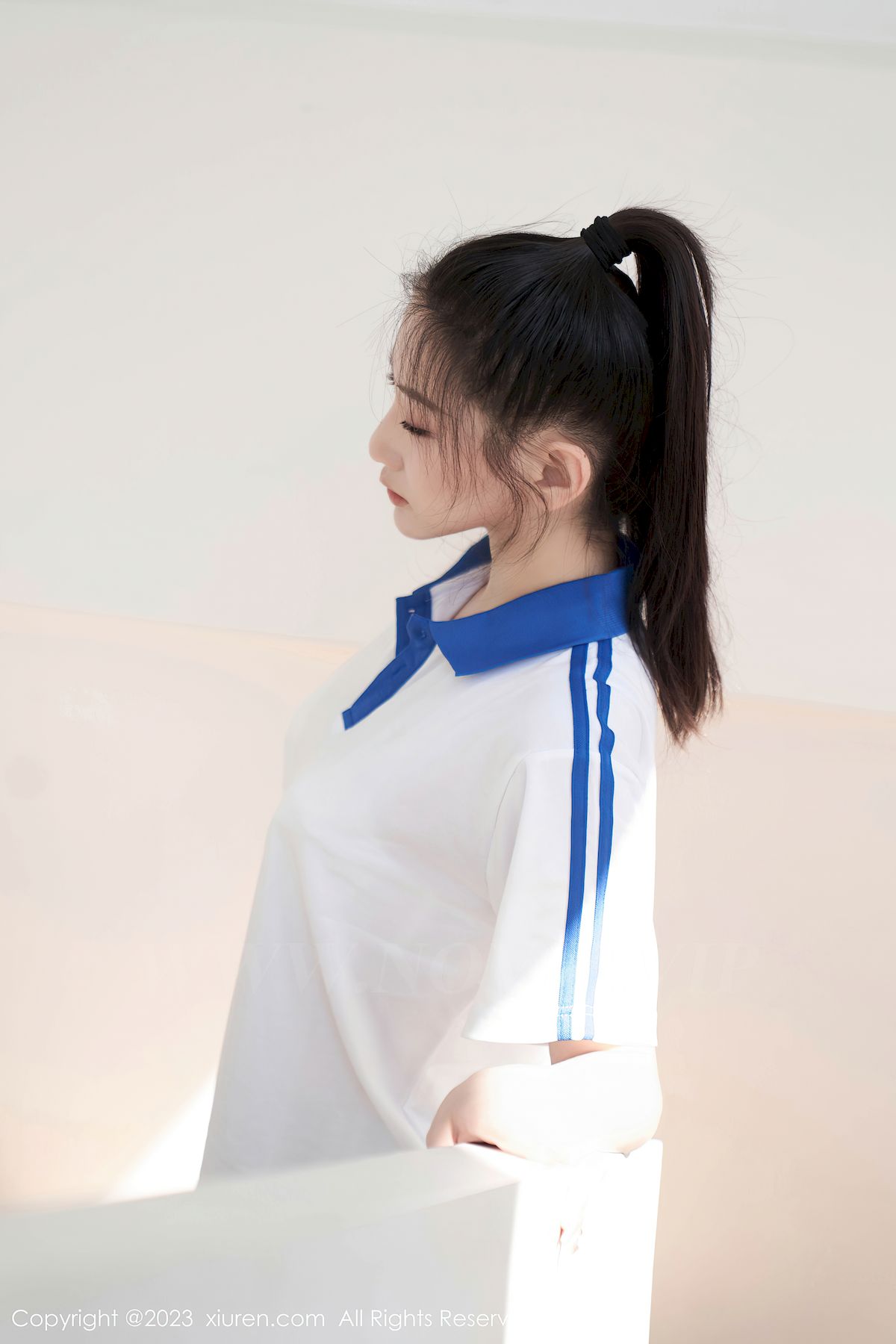 秀人网新人模特@沈青黛白色上衣蓝色长裤学妹装扮写真-御萝部落