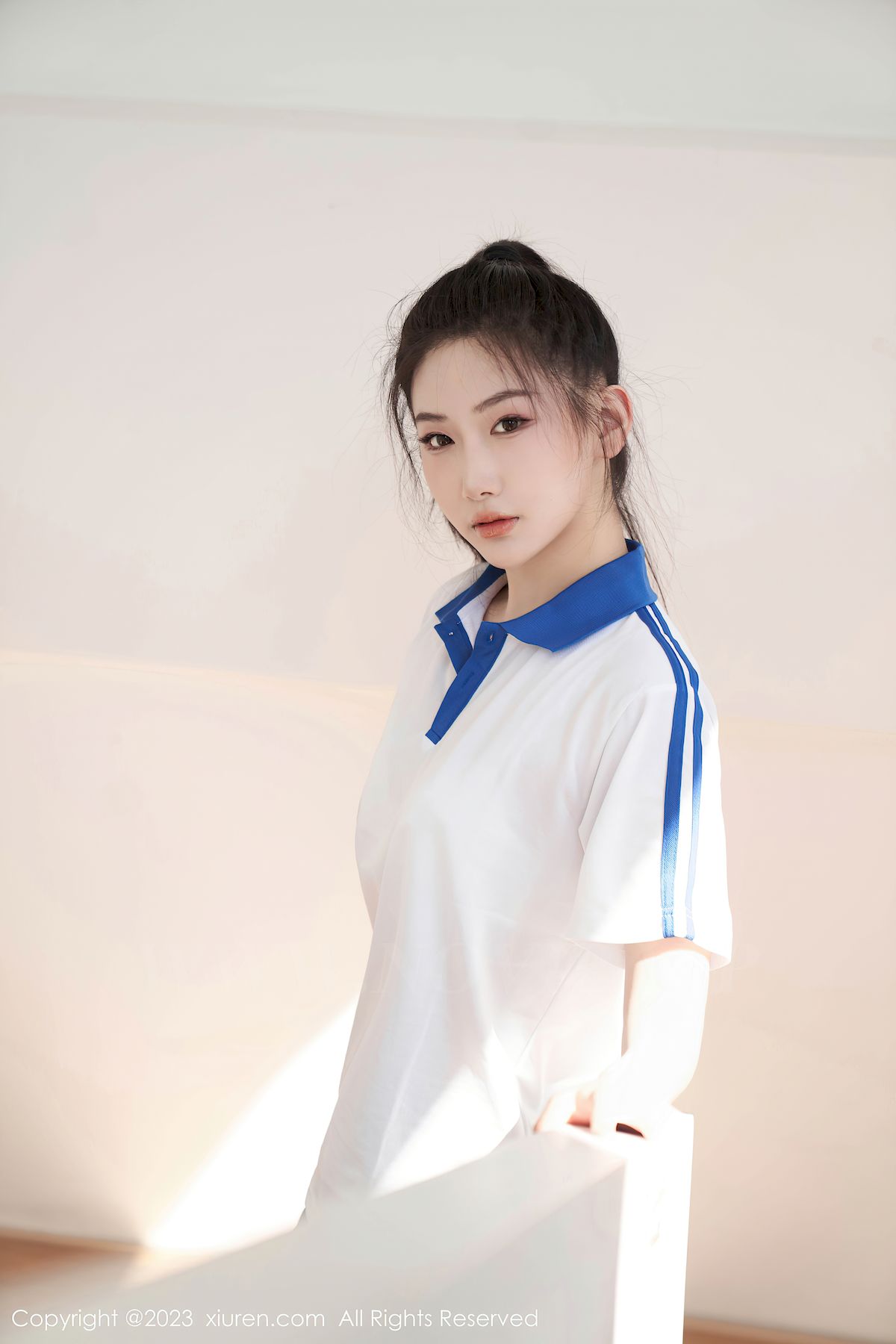 秀人网新人模特@沈青黛白色上衣蓝色长裤学妹装扮写真-御萝部落