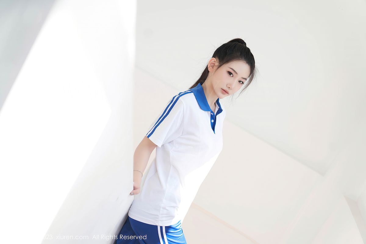 秀人网新人模特@沈青黛白色上衣蓝色长裤学妹装扮写真-御萝部落