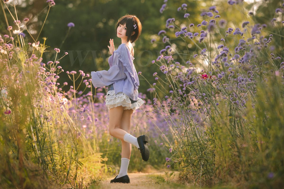 网络红人花柒Hana户外粉色花海青春阳光性感写真-御萝部落