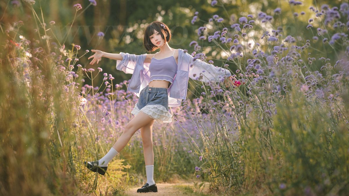 网络红人花柒Hana户外粉色花海青春阳光性感写真-御萝部落