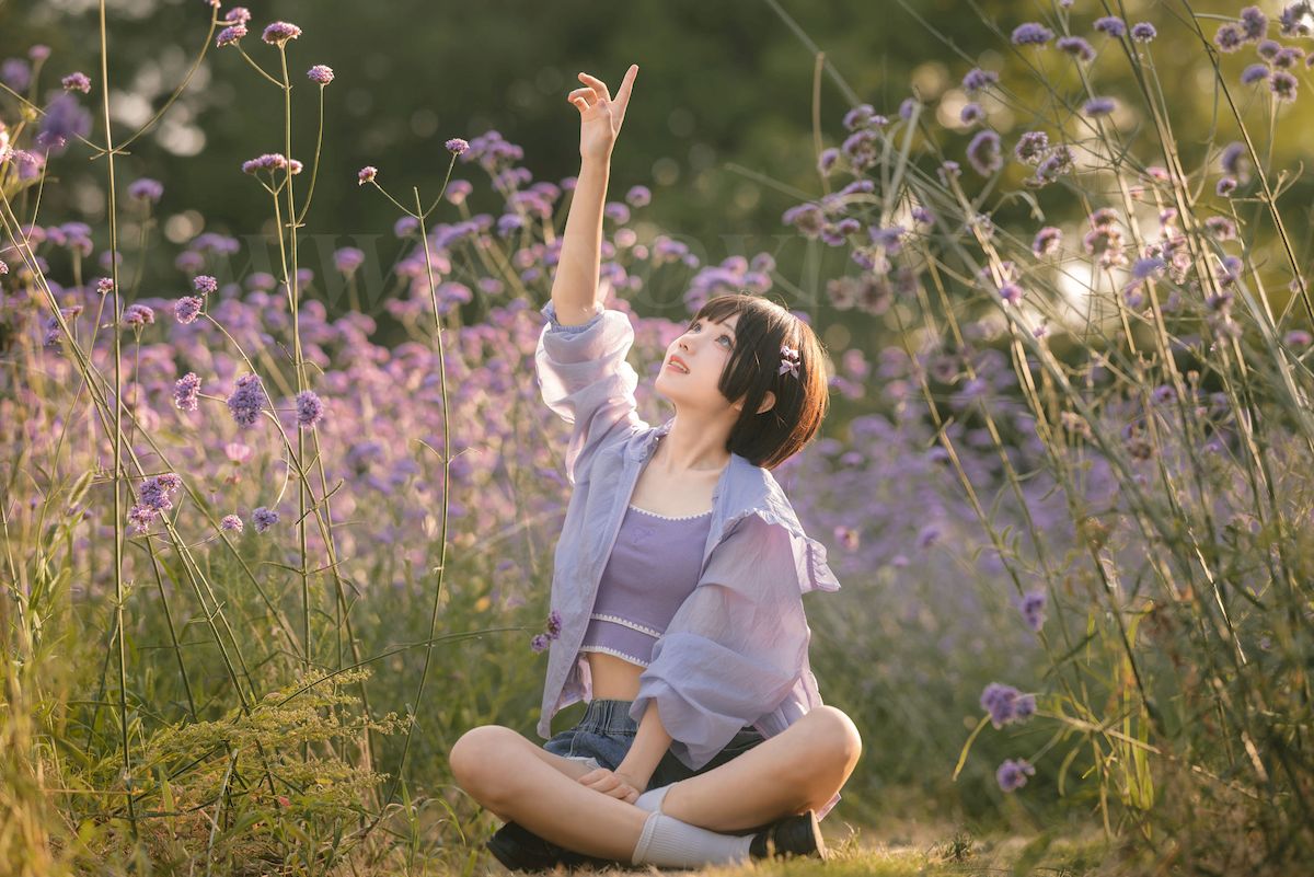 网络红人花柒Hana户外粉色花海青春阳光性感写真-御萝部落
