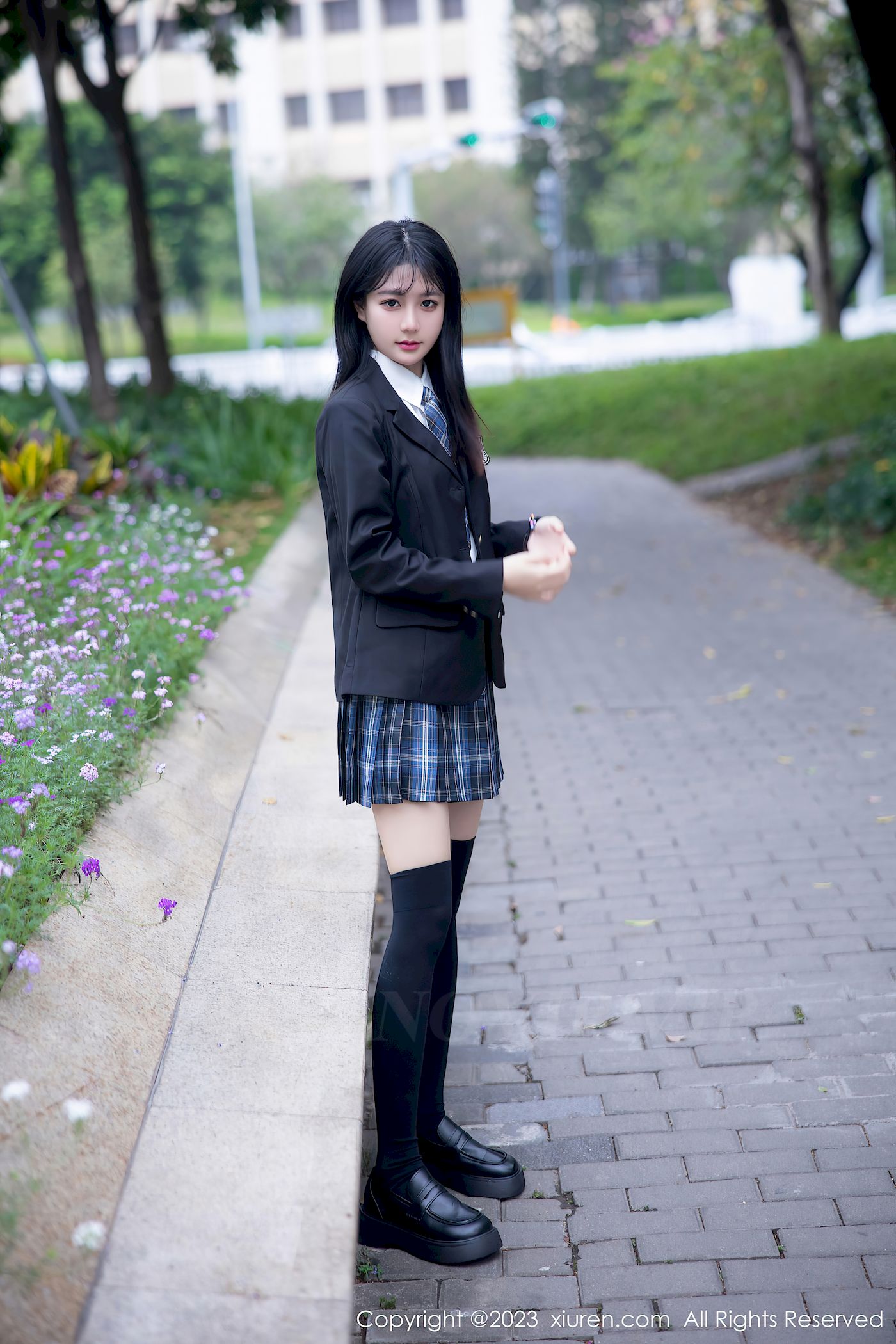 秀人网美女模特幼幼学妹制服格子裙搭配长筒袜性感写真-御萝部落