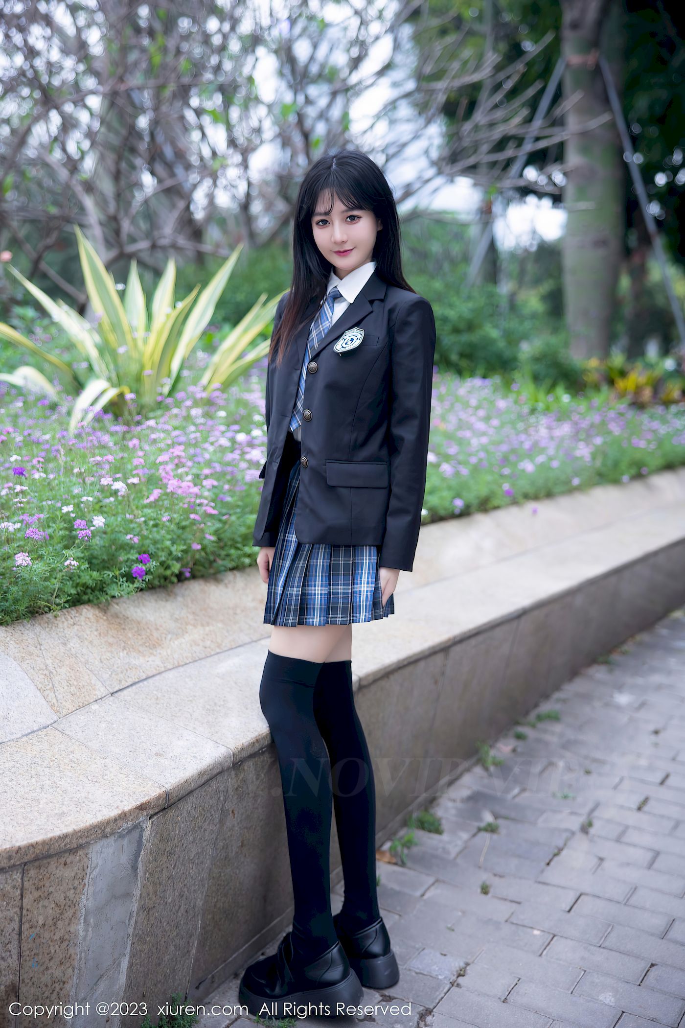 秀人网美女模特幼幼学妹制服格子裙搭配长筒袜性感写真-御萝部落