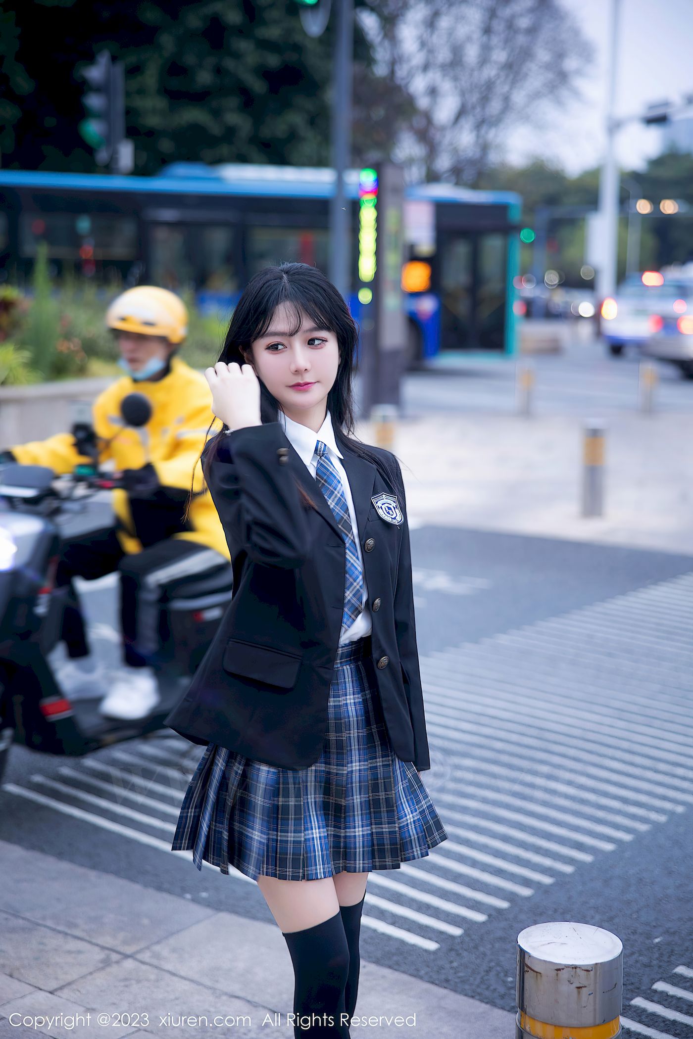 秀人网美女模特幼幼学妹制服格子裙搭配长筒袜性感写真-御萝部落