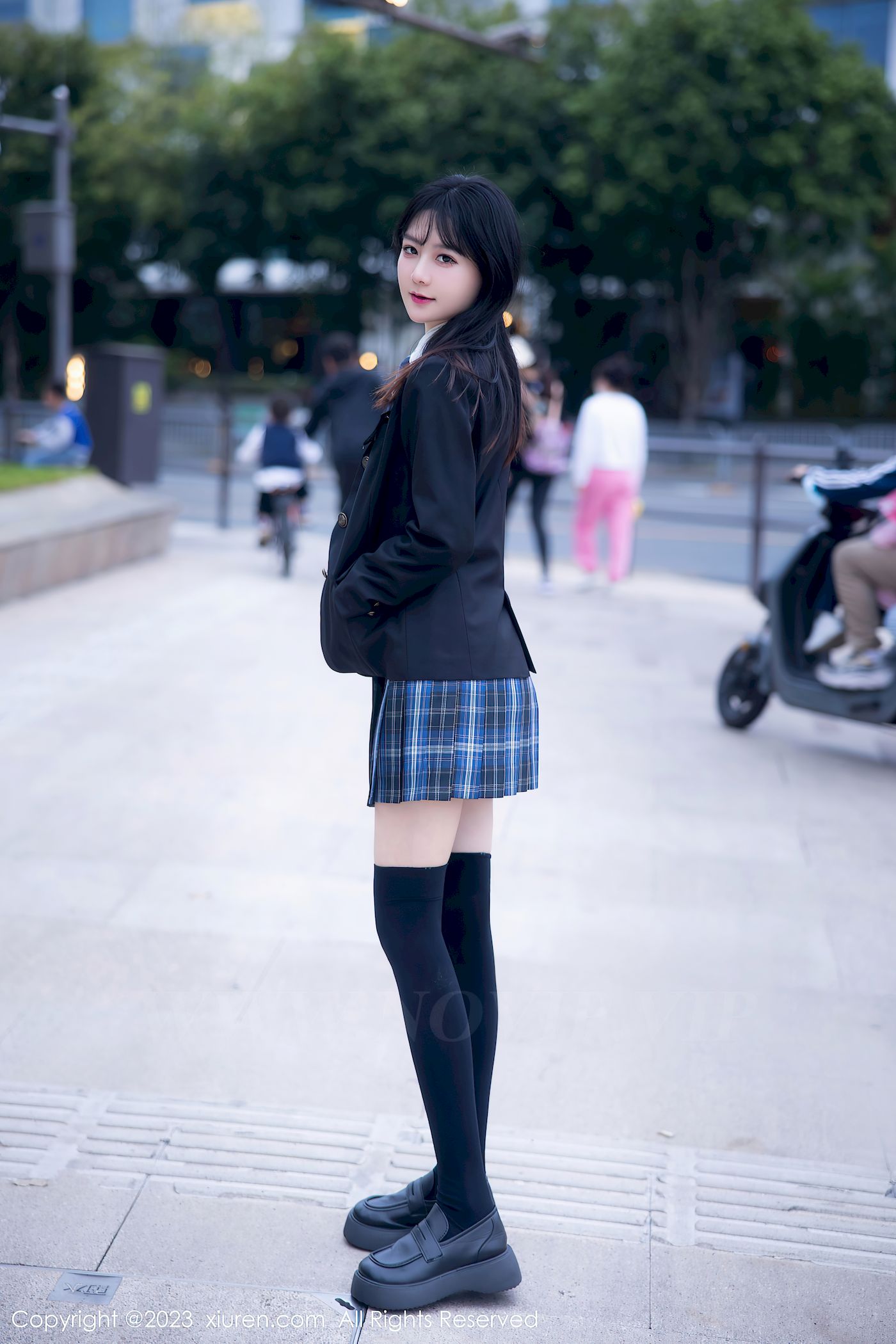 秀人网美女模特幼幼学妹制服格子裙搭配长筒袜性感写真-御萝部落