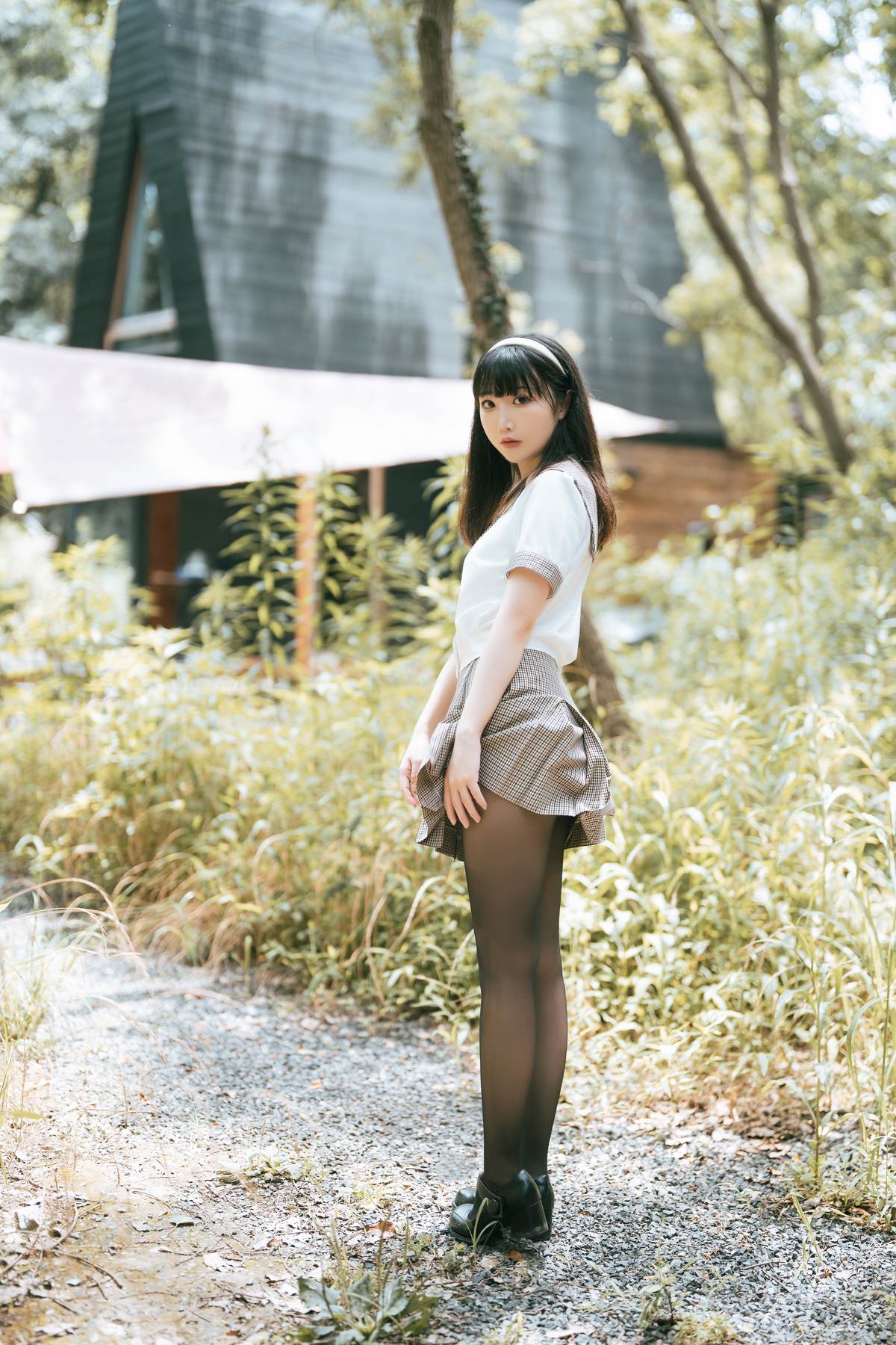 面饼仙儿 – cos 黑丝露营JK：真人写实性感JK少女 黑丝制服露营撕裂裙子翘臀开档 极致挑逗无修正 40P