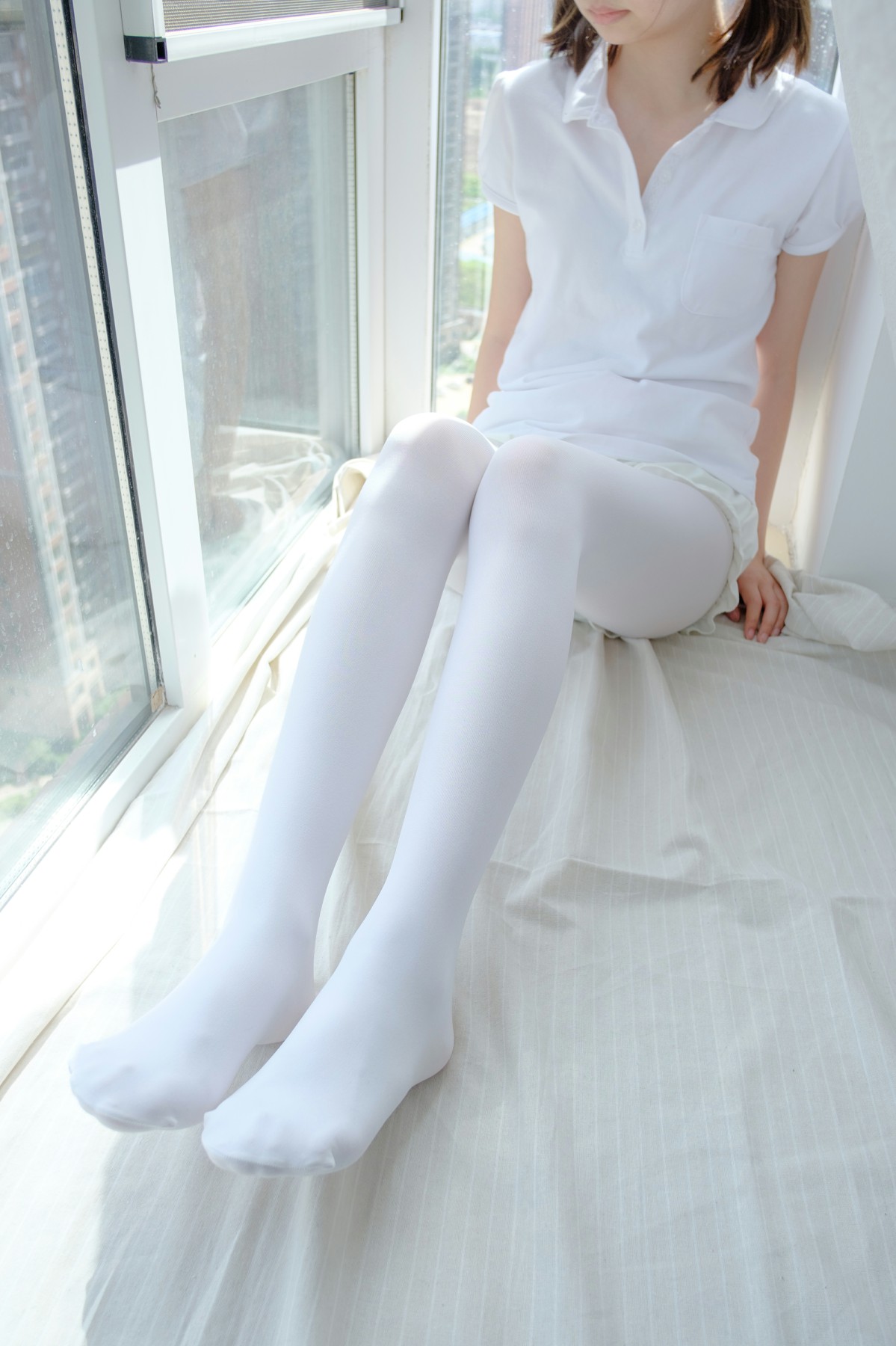 [森萝财团]R15-018窗台上的白丝少女 – COSPLAY