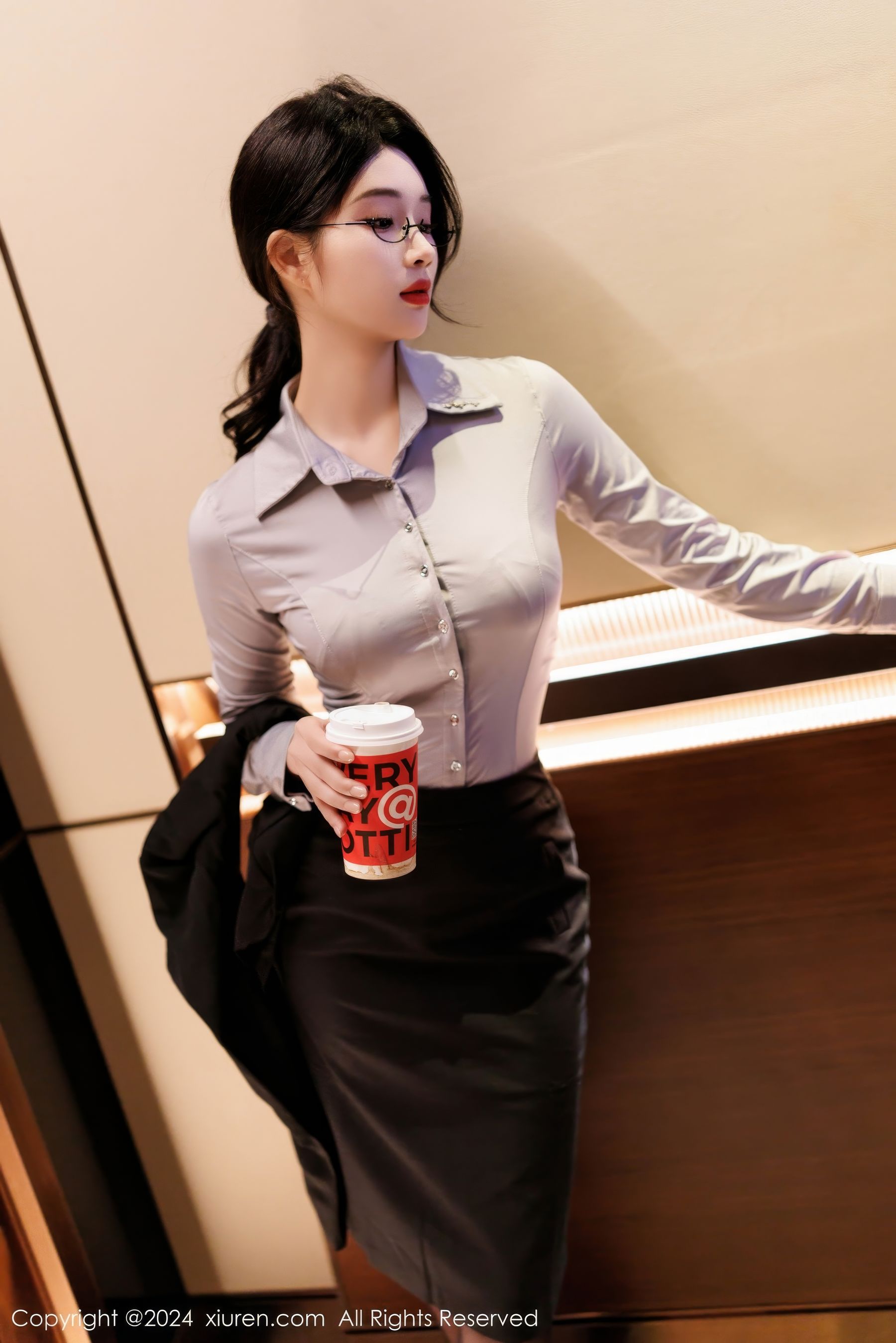 [XiuRen秀人网] No.9567 新人模特南乔 – OL服饰+黑色短裙写真
