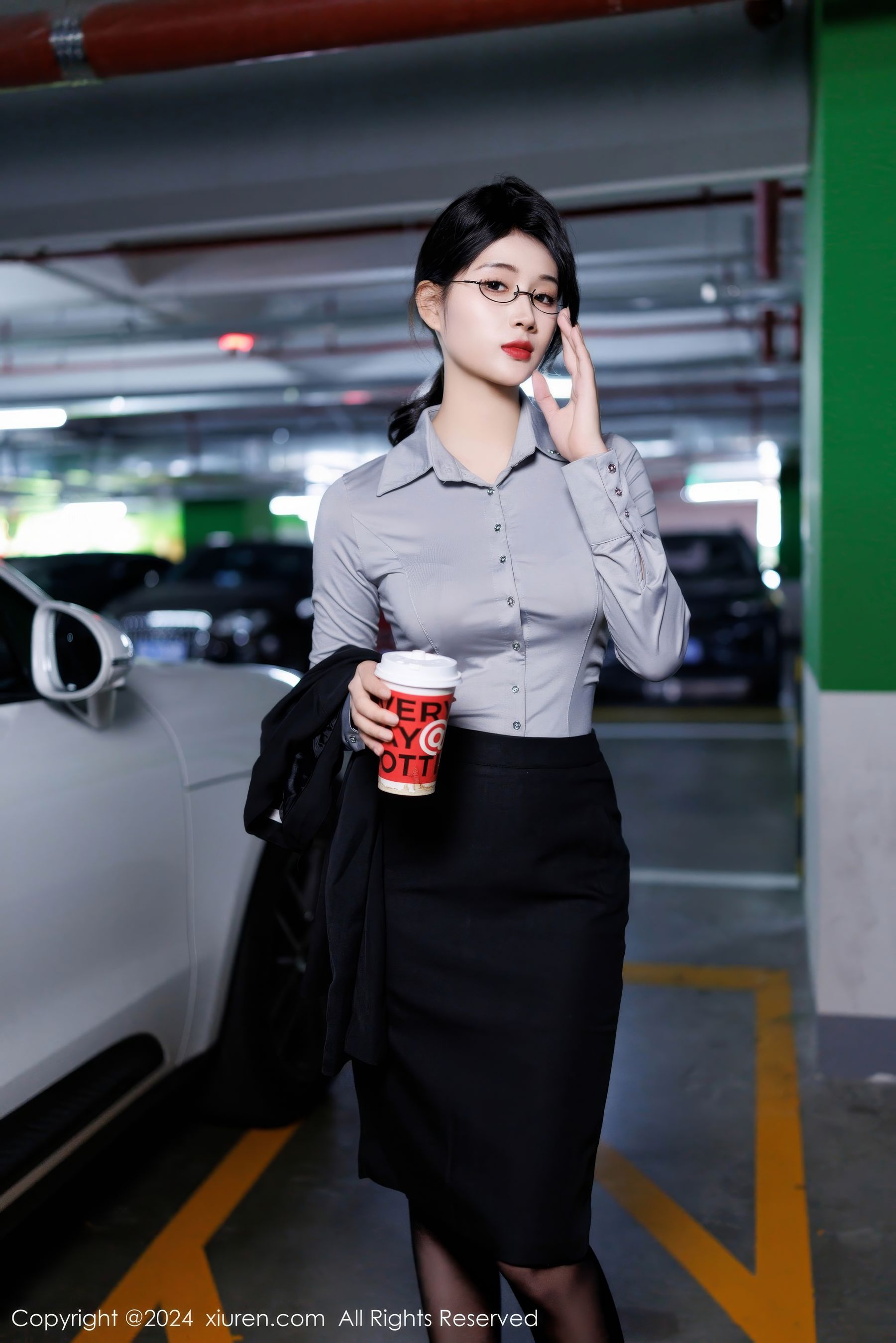 [XiuRen秀人网] No.9567 新人模特南乔 – OL服饰+黑色短裙写真