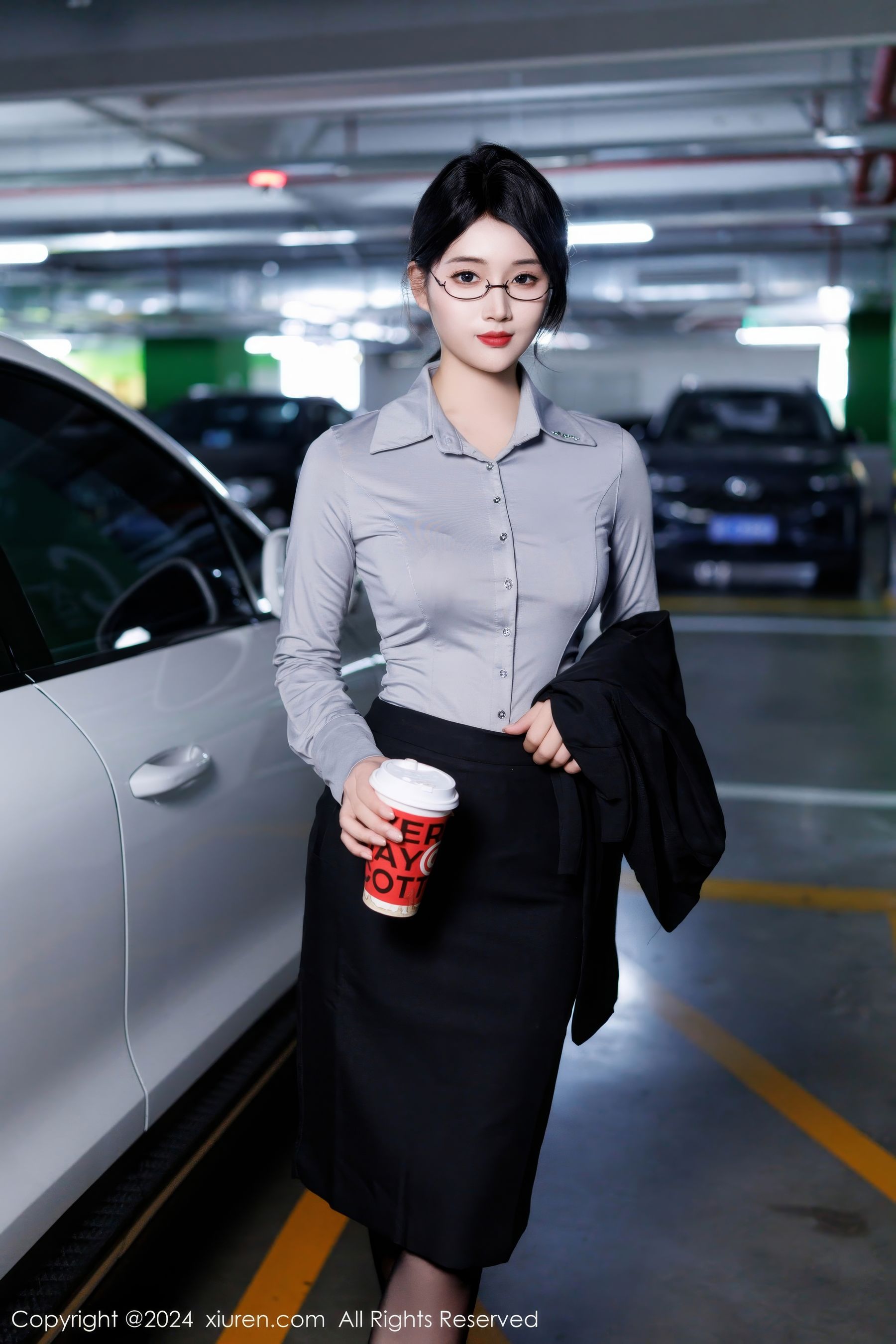 [XiuRen秀人网] No.9567 新人模特南乔 – OL服饰+黑色短裙写真