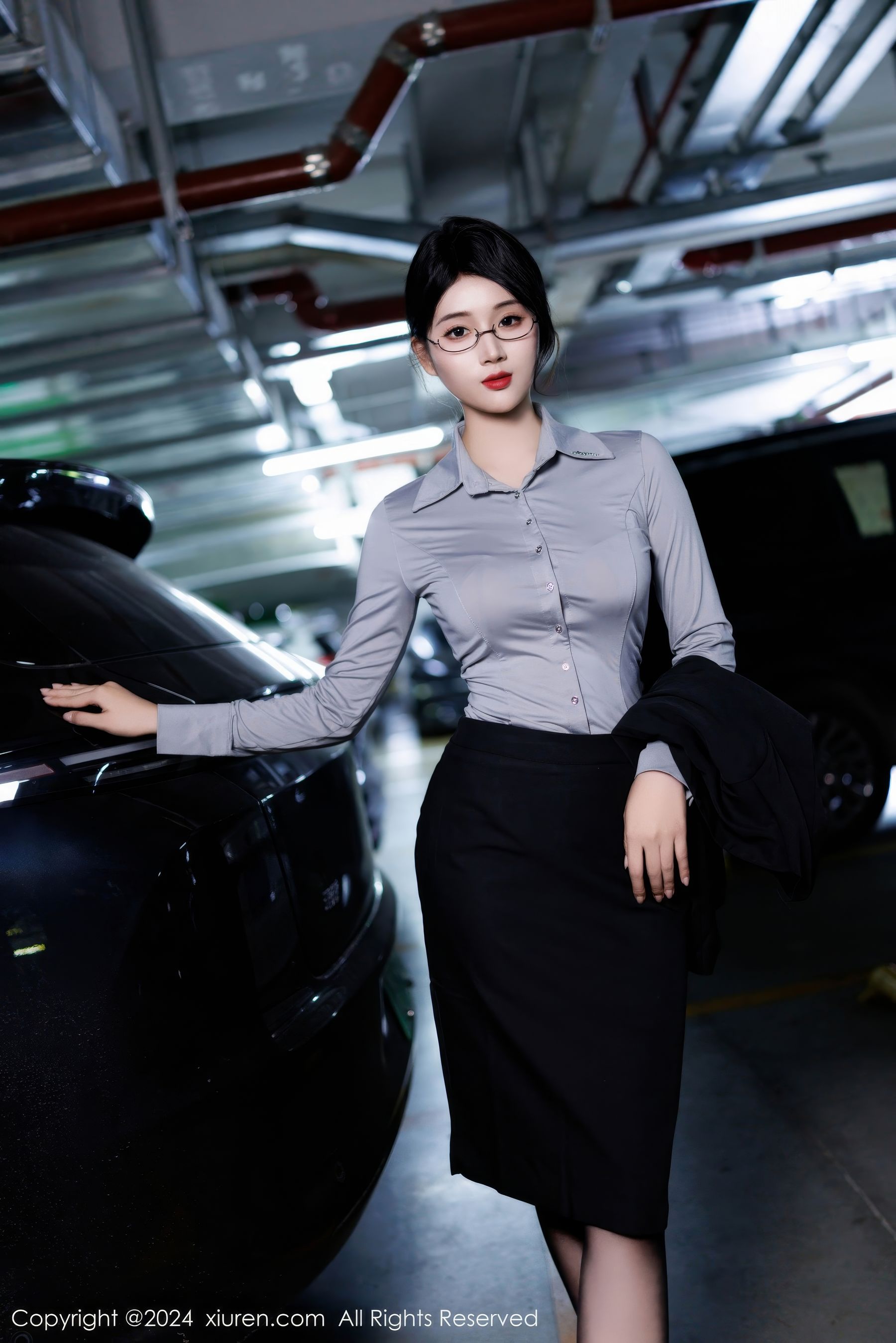 [XiuRen秀人网] No.9567 新人模特南乔 – OL服饰+黑色短裙写真