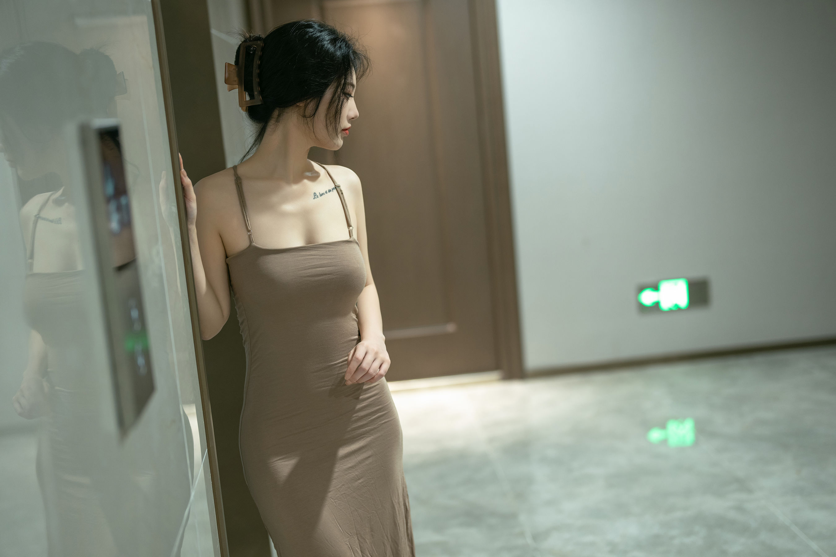 网络美女桃良阿宅素色吊带裙浴室镜前场景私房写真-御萝部落