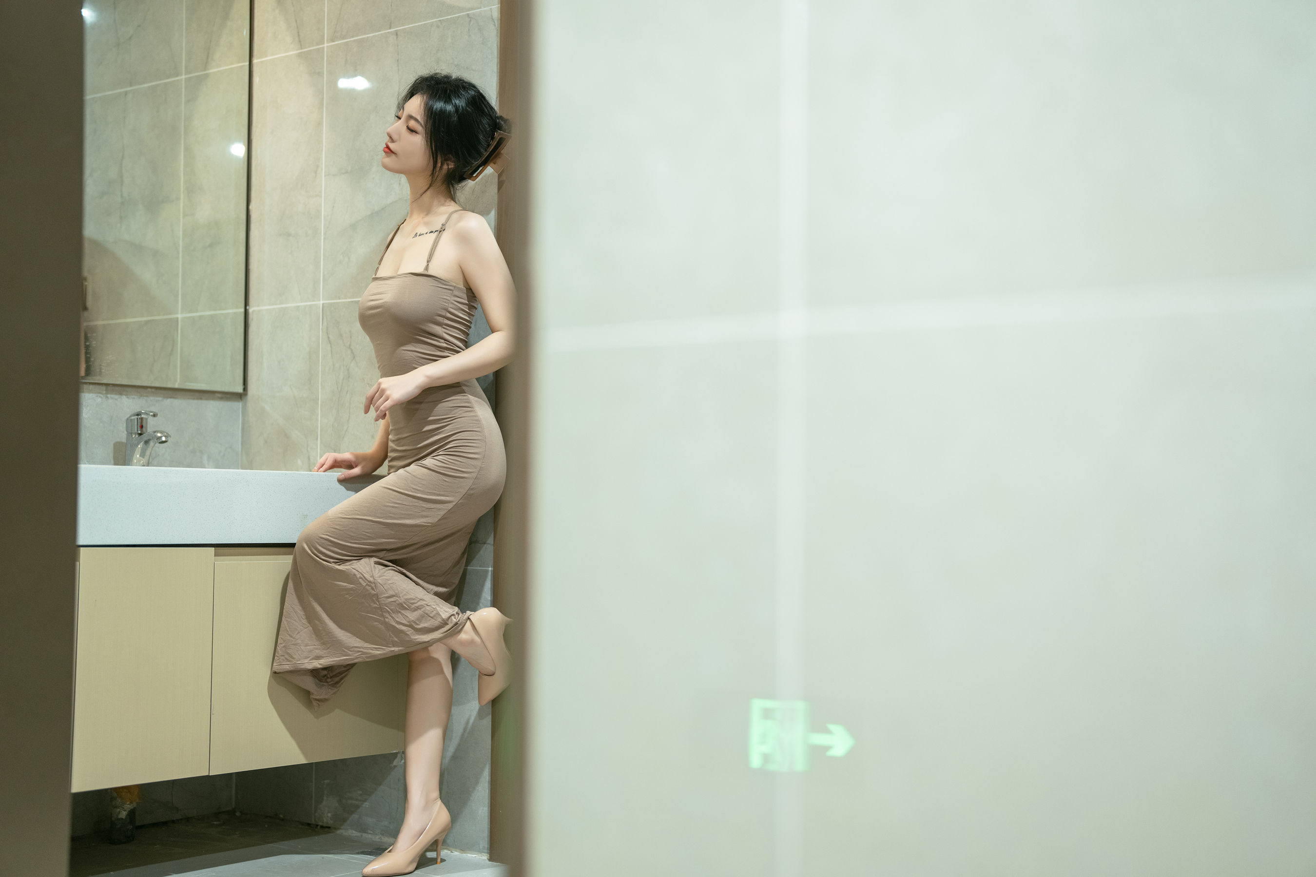 网络美女桃良阿宅素色吊带裙浴室镜前场景私房写真-御萝部落