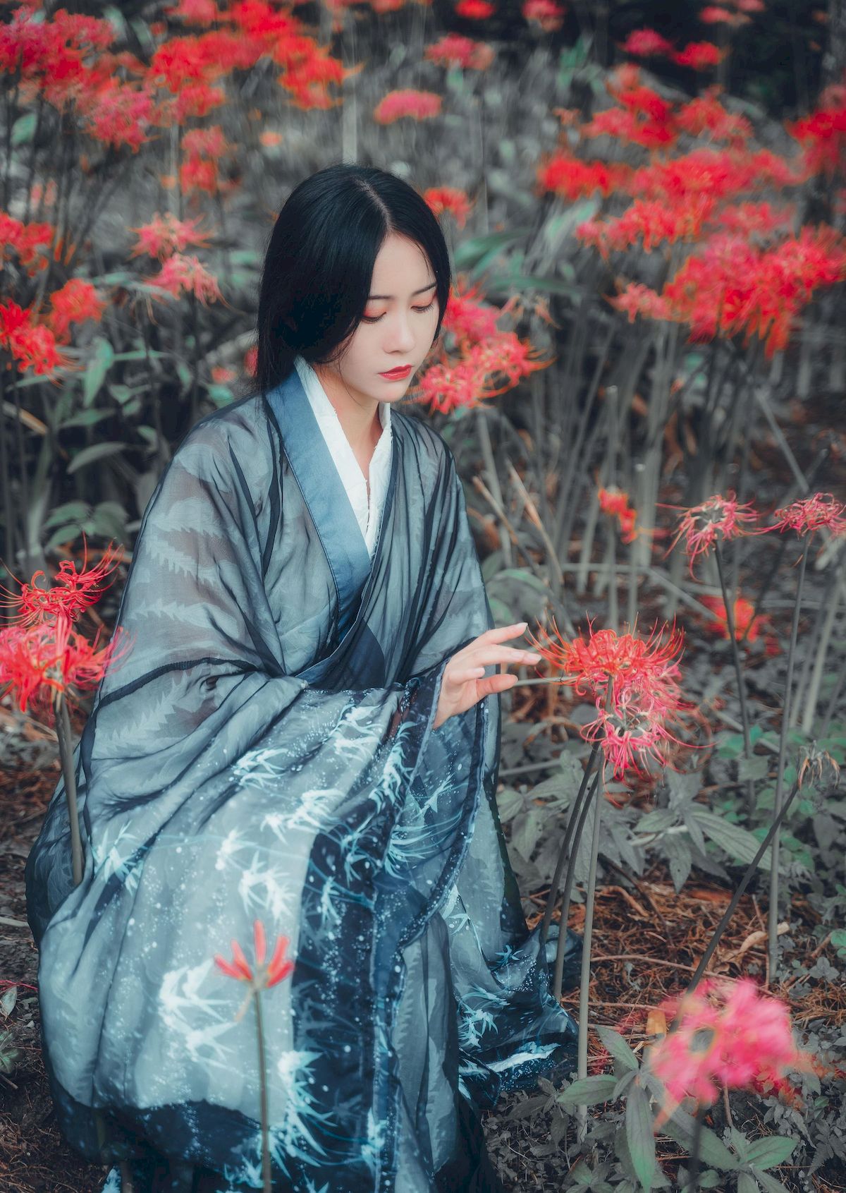古典美女野外彼岸花丛中身着汉服 让人沉醉其中-御萝部落