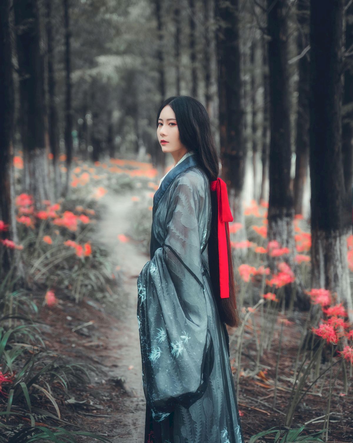 古典美女野外彼岸花丛中身着汉服 让人沉醉其中-御萝部落