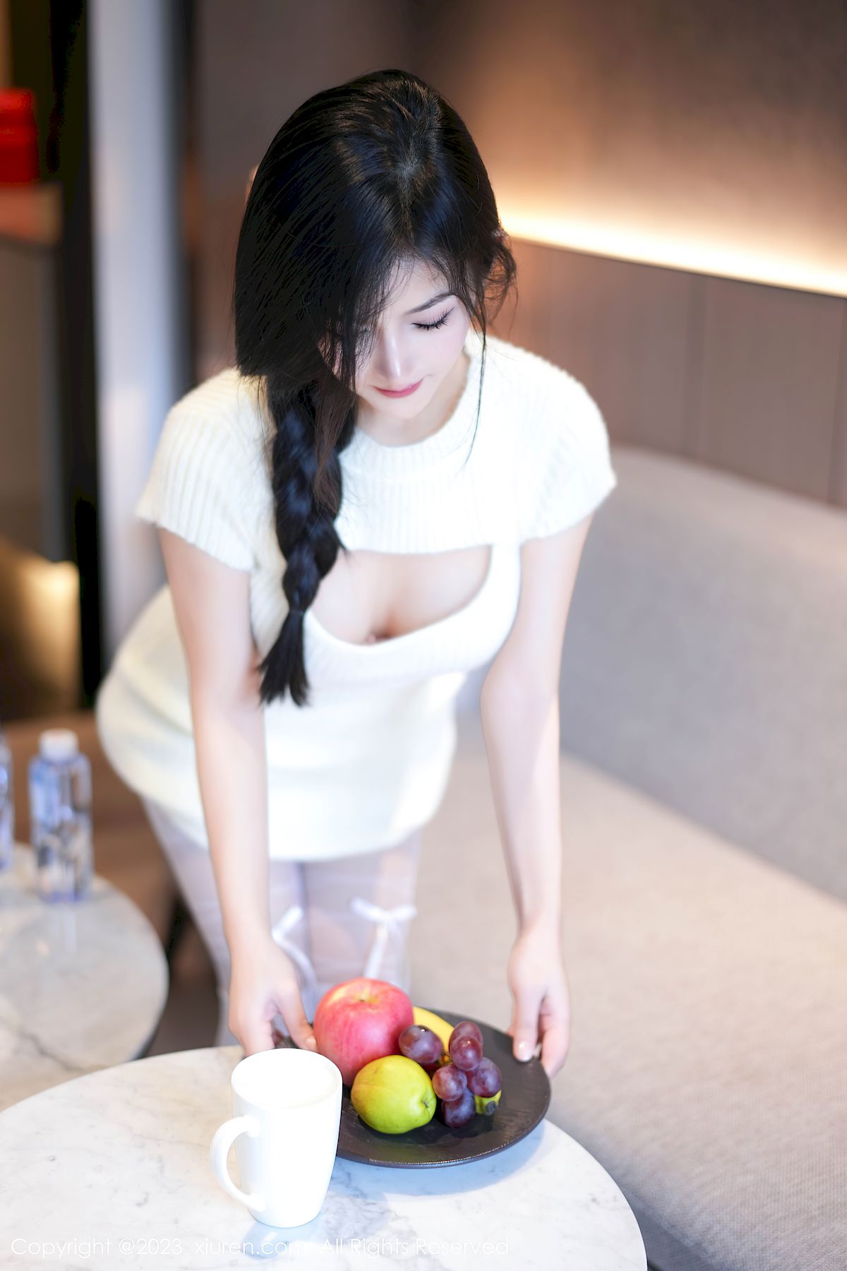 秀人网新人模特谭小灵连衣短裙搭配白色丝袜性感写真-御萝部落