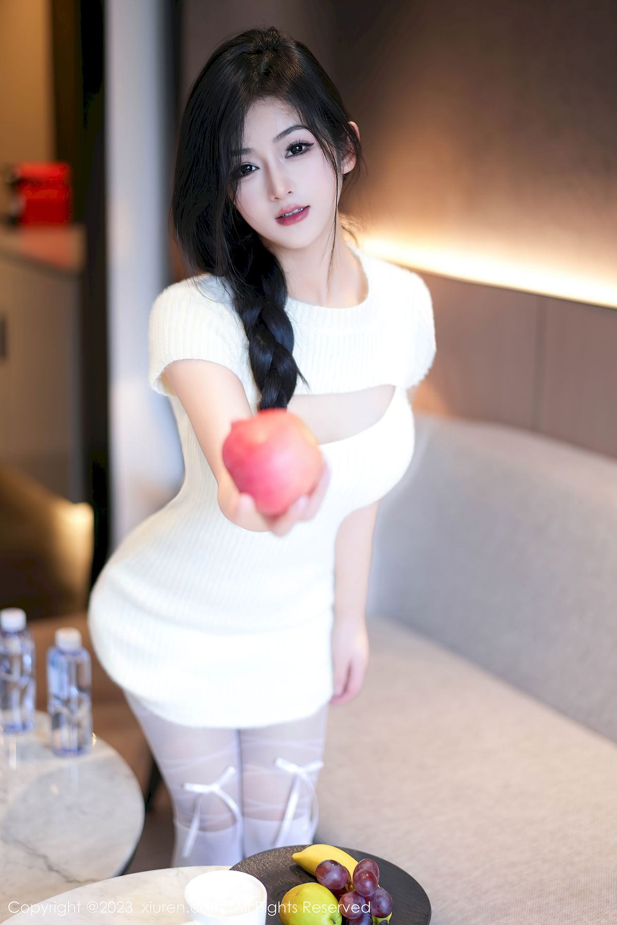 秀人网新人模特谭小灵连衣短裙搭配白色丝袜性感写真-御萝部落