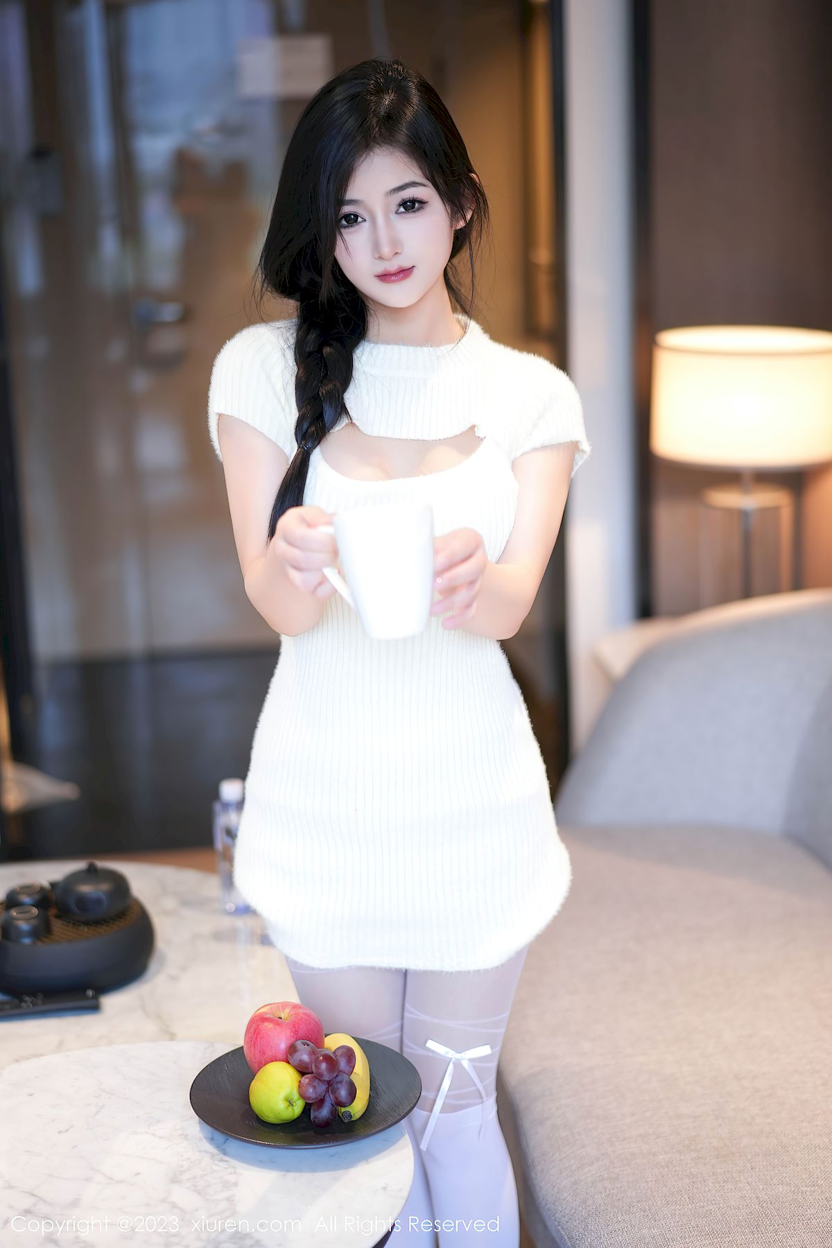 秀人网新人模特谭小灵连衣短裙搭配白色丝袜性感写真-御萝部落