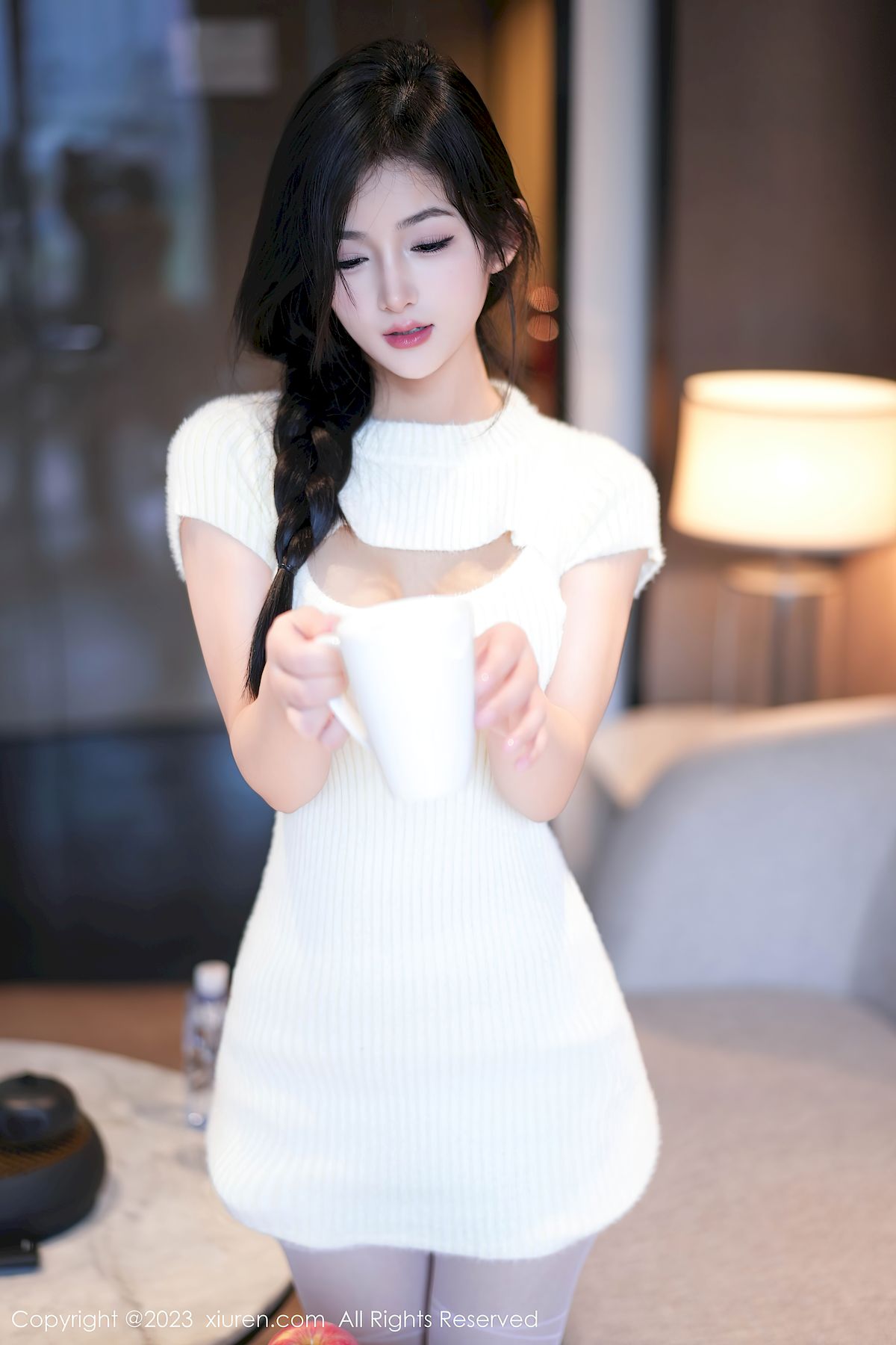 秀人网新人模特谭小灵连衣短裙搭配白色丝袜性感写真-御萝部落