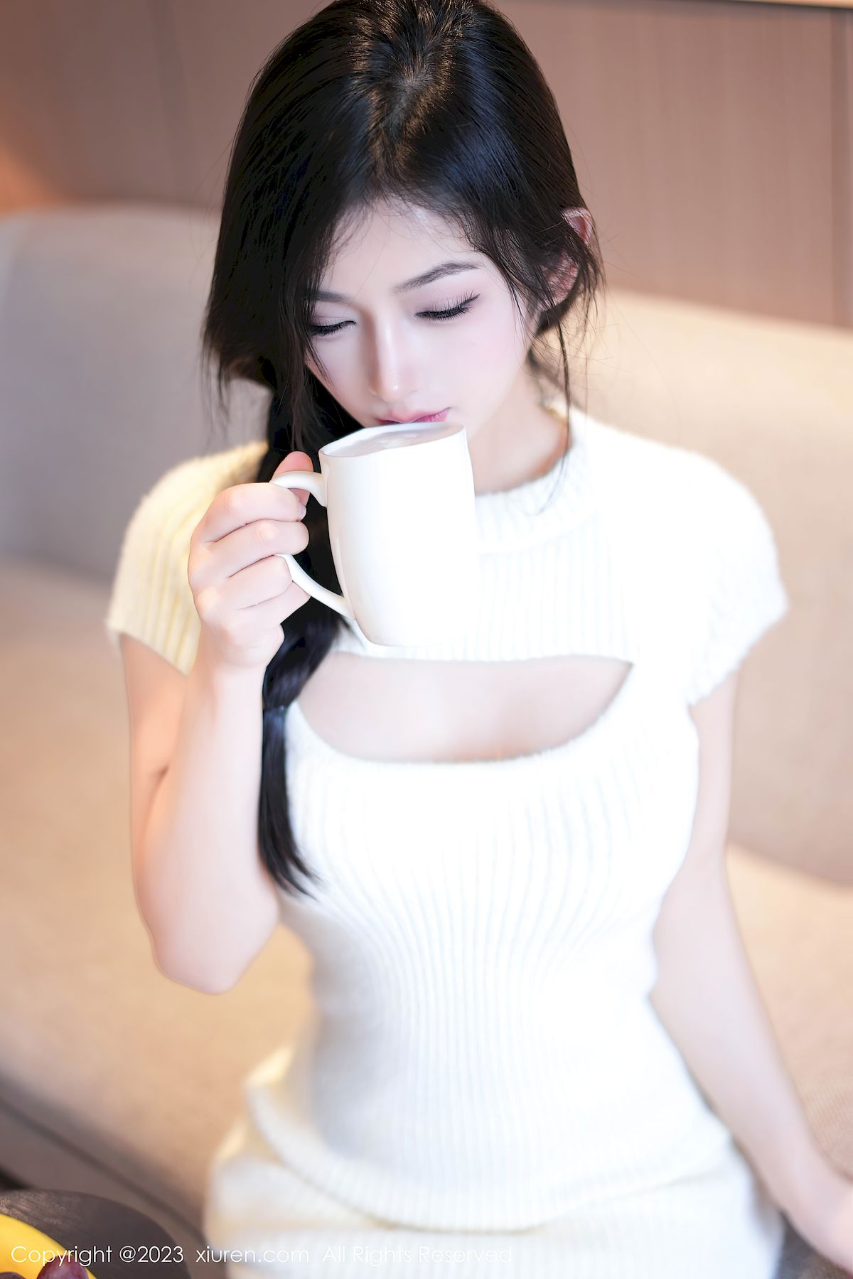 秀人网新人模特谭小灵连衣短裙搭配白色丝袜性感写真-御萝部落