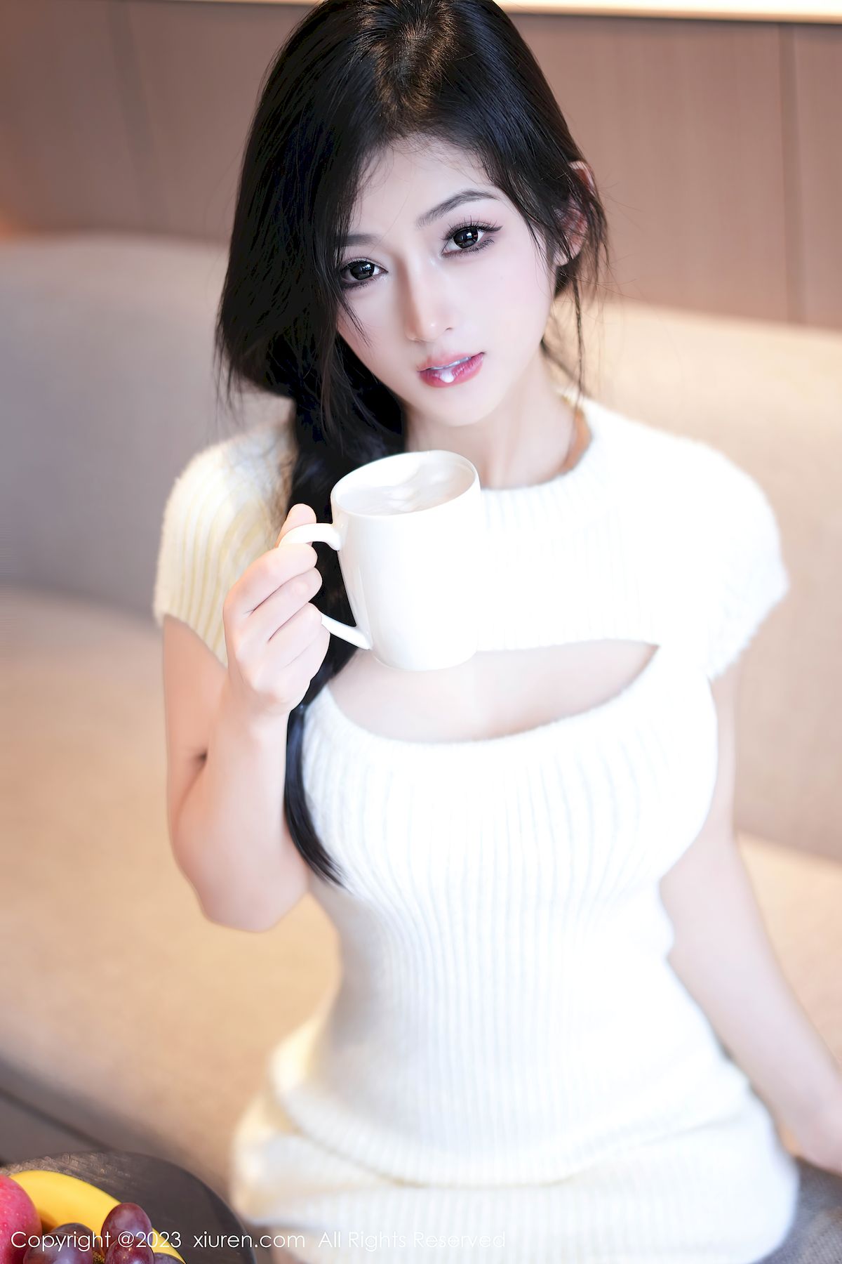 秀人网新人模特谭小灵连衣短裙搭配白色丝袜性感写真-御萝部落