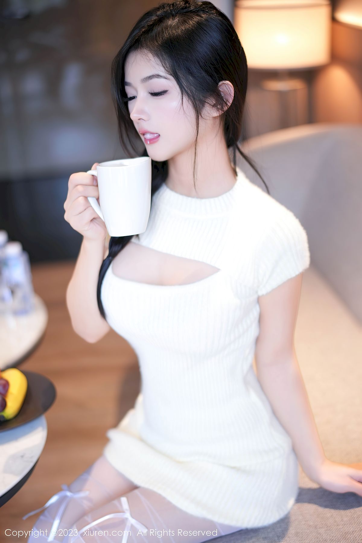 秀人网新人模特谭小灵连衣短裙搭配白色丝袜性感写真-御萝部落