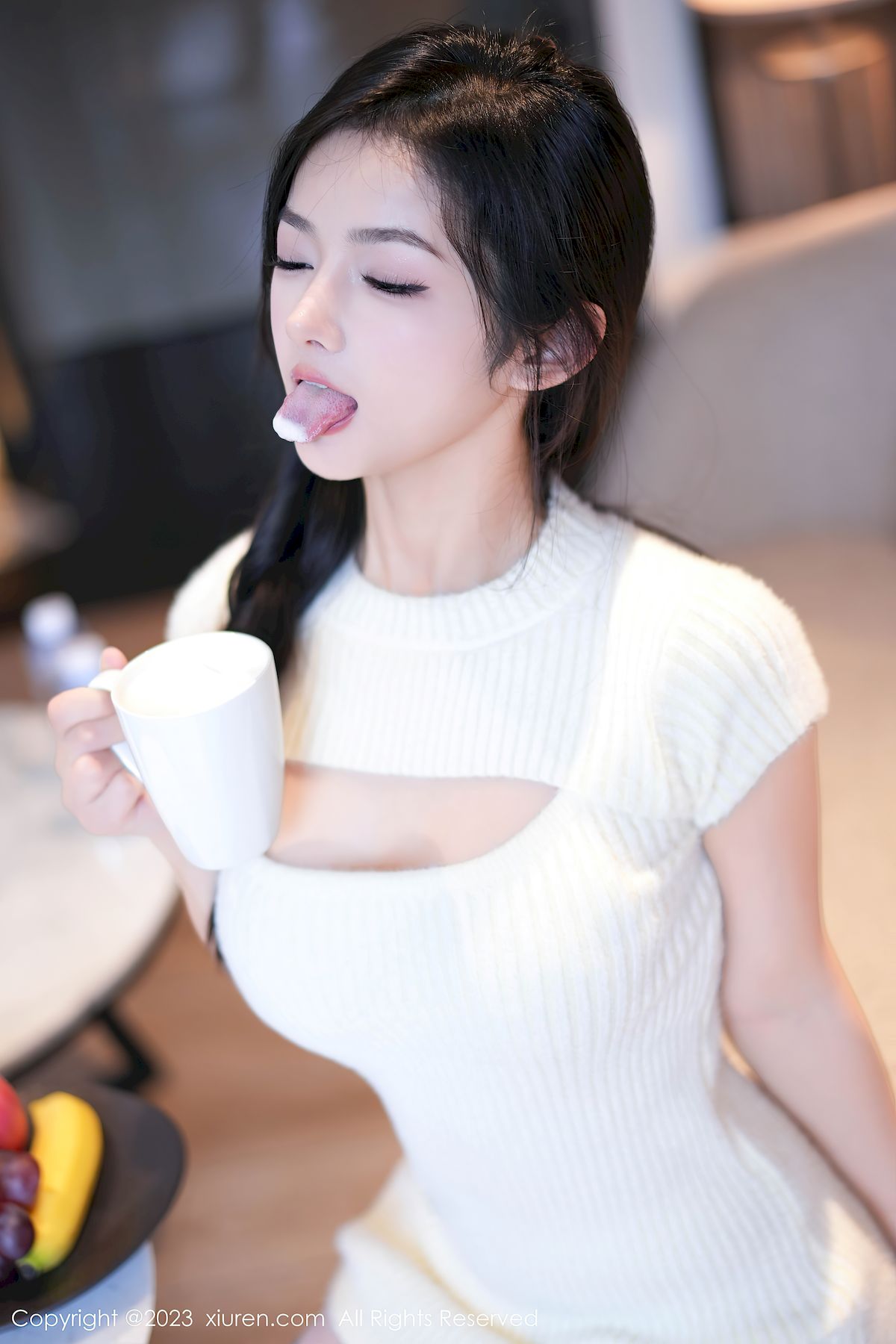 秀人网新人模特谭小灵连衣短裙搭配白色丝袜性感写真-御萝部落