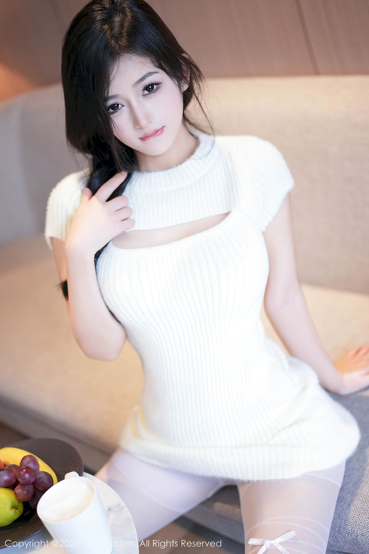 秀人网新人模特谭小灵连衣短裙搭配白色丝袜性感写真-御萝部落