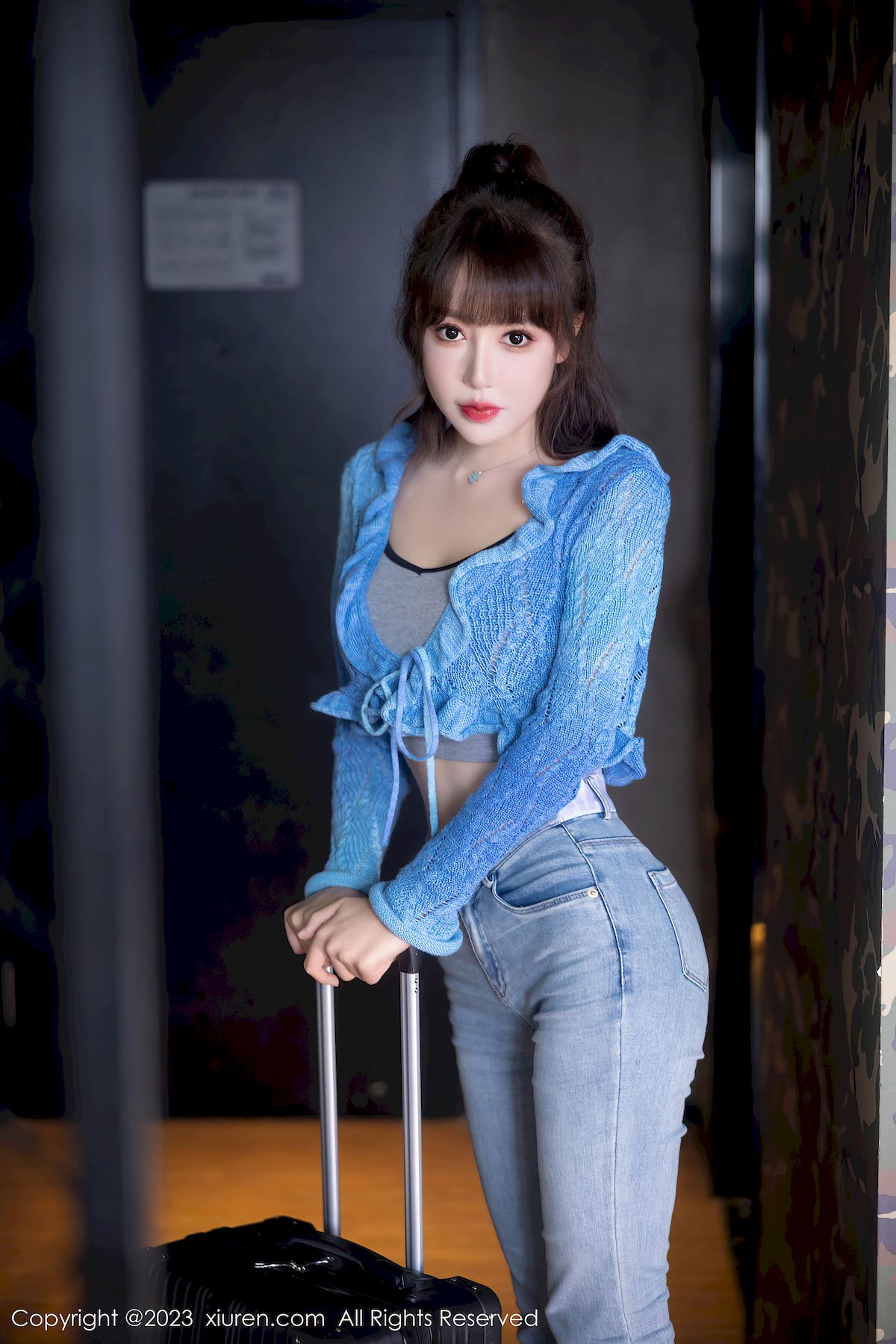 秀人网新人模特白笑笑蓝色上衣搭配简约牛仔裤性感写真-御萝部落