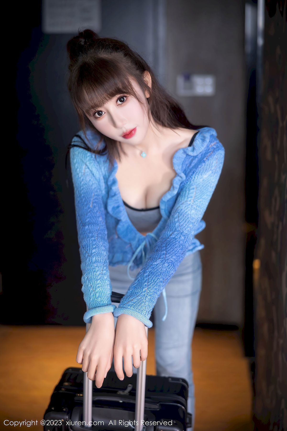 秀人网新人模特白笑笑蓝色上衣搭配简约牛仔裤性感写真-御萝部落