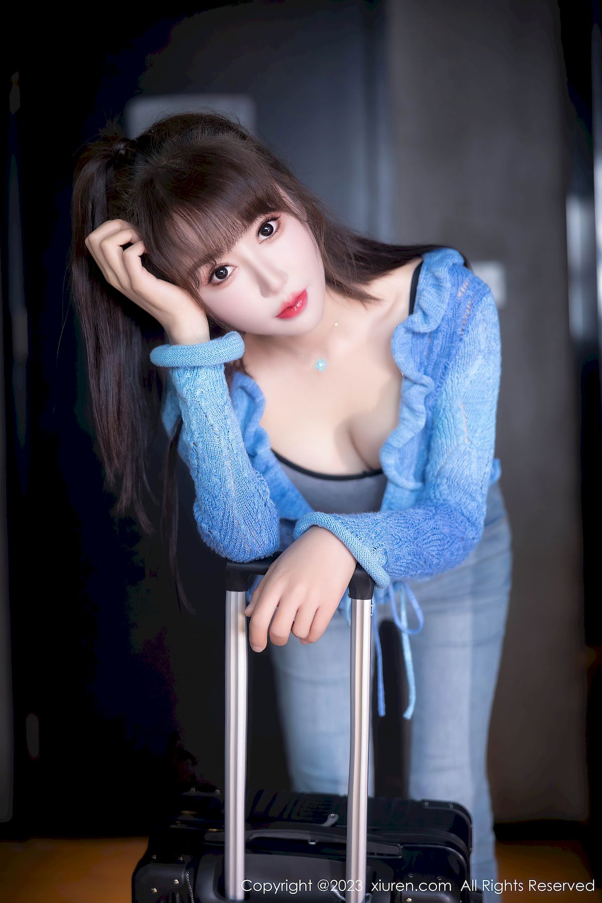 秀人网新人模特白笑笑蓝色上衣搭配简约牛仔裤性感写真-御萝部落