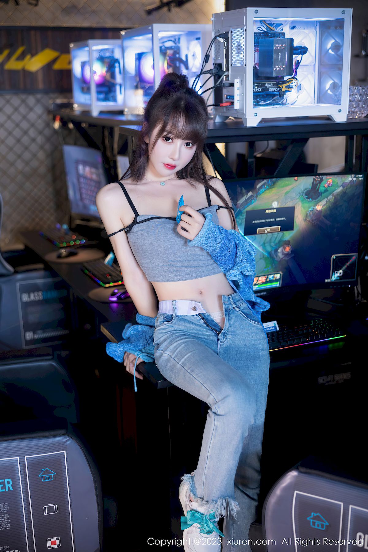 秀人网新人模特白笑笑蓝色上衣搭配简约牛仔裤性感写真-御萝部落