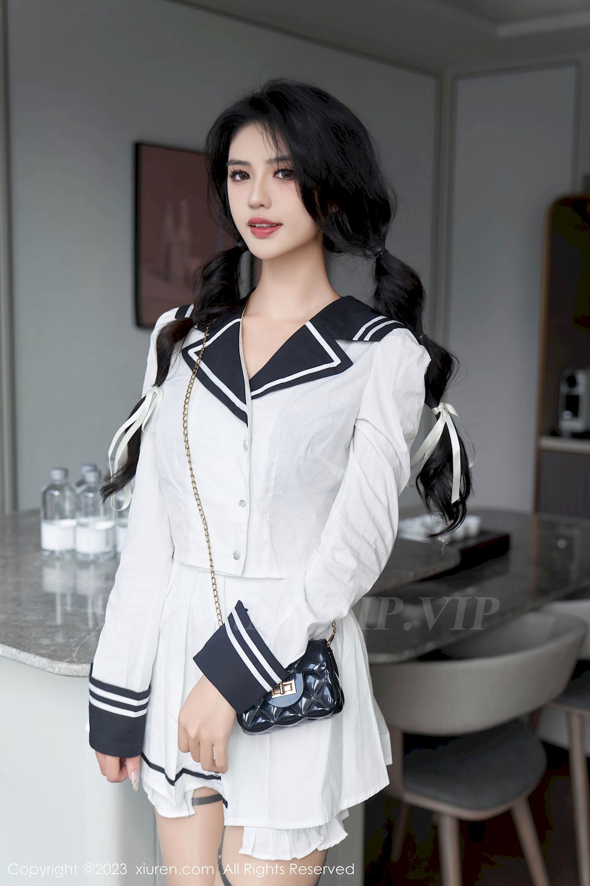 秀人网模特浅浅Danny白色上衣搭配性感短裙曼妙写真-御萝部落