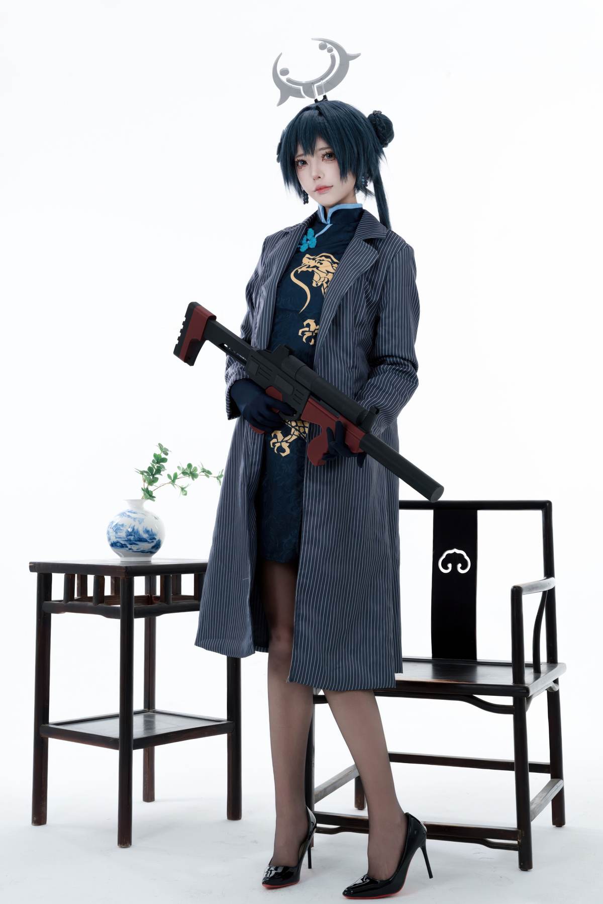 君颜圆又圆 – 龙华妃咲：黑金旗袍黑丝枪械道具 大尺度露出 153P3V
