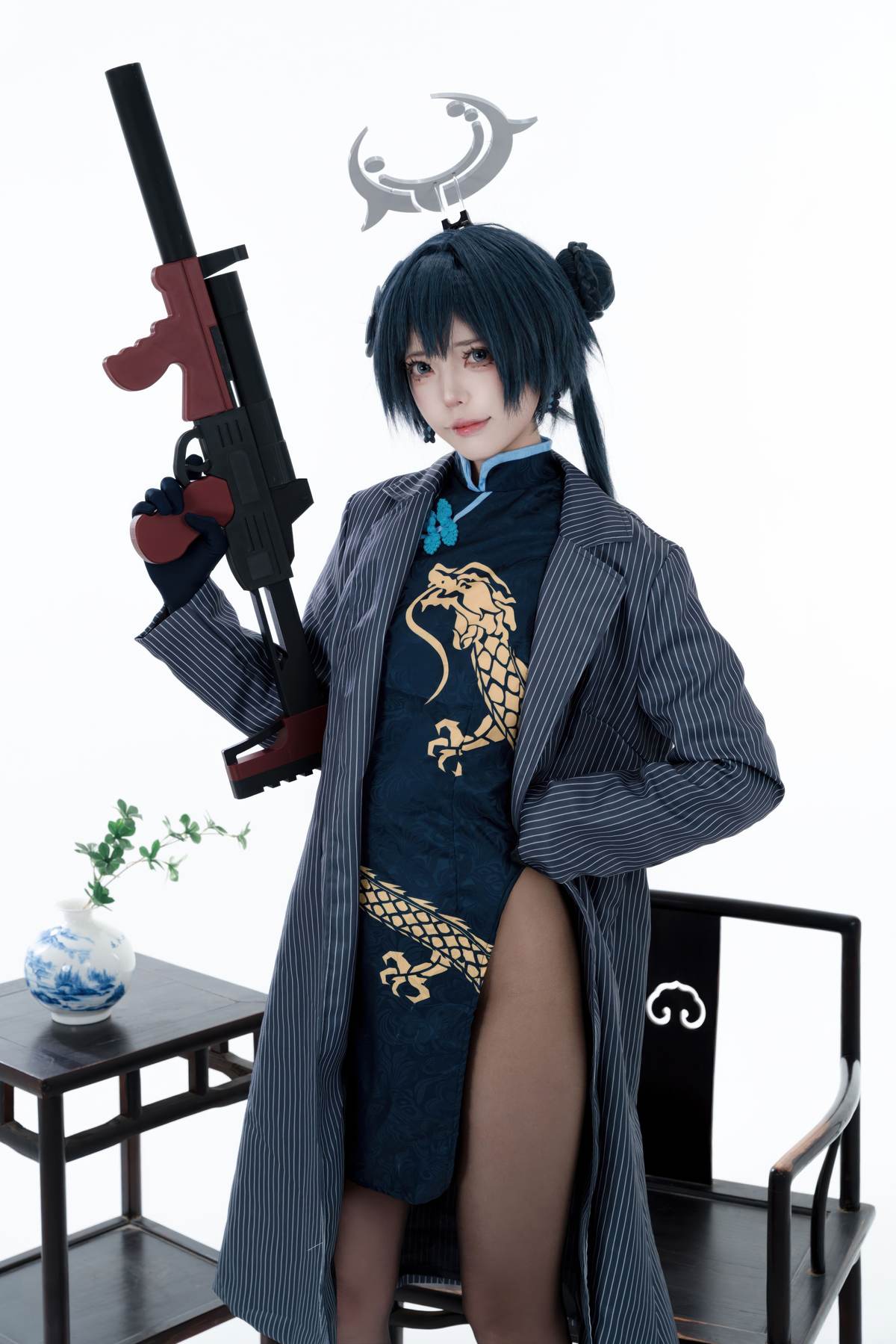 君颜圆又圆 – 龙华妃咲：黑金旗袍黑丝枪械道具 大尺度露出 153P3V