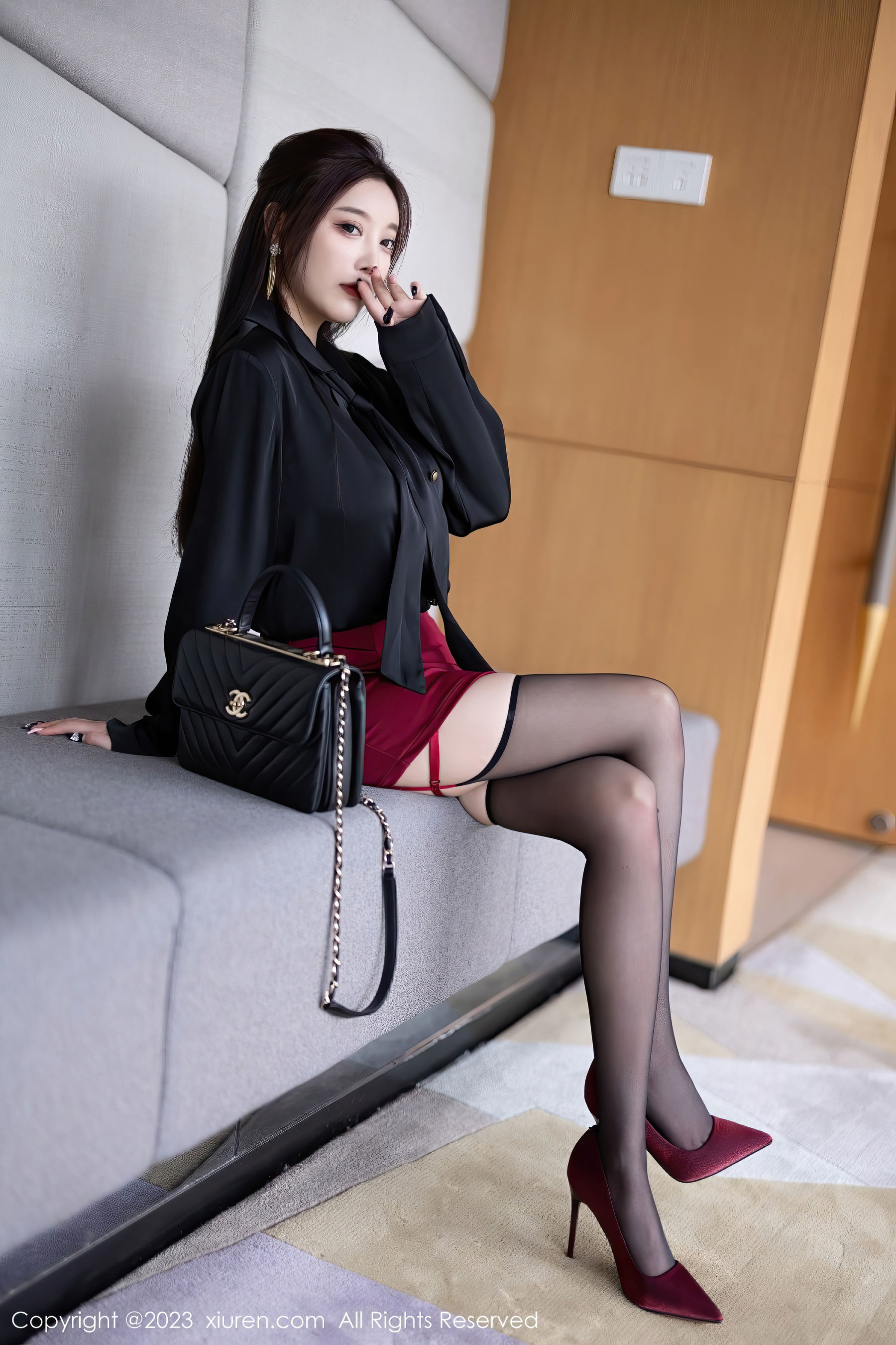[XiuRen秀人网] No.7062 杨晨晨Yome – 深蓝上衣+黑色短裙性感写真