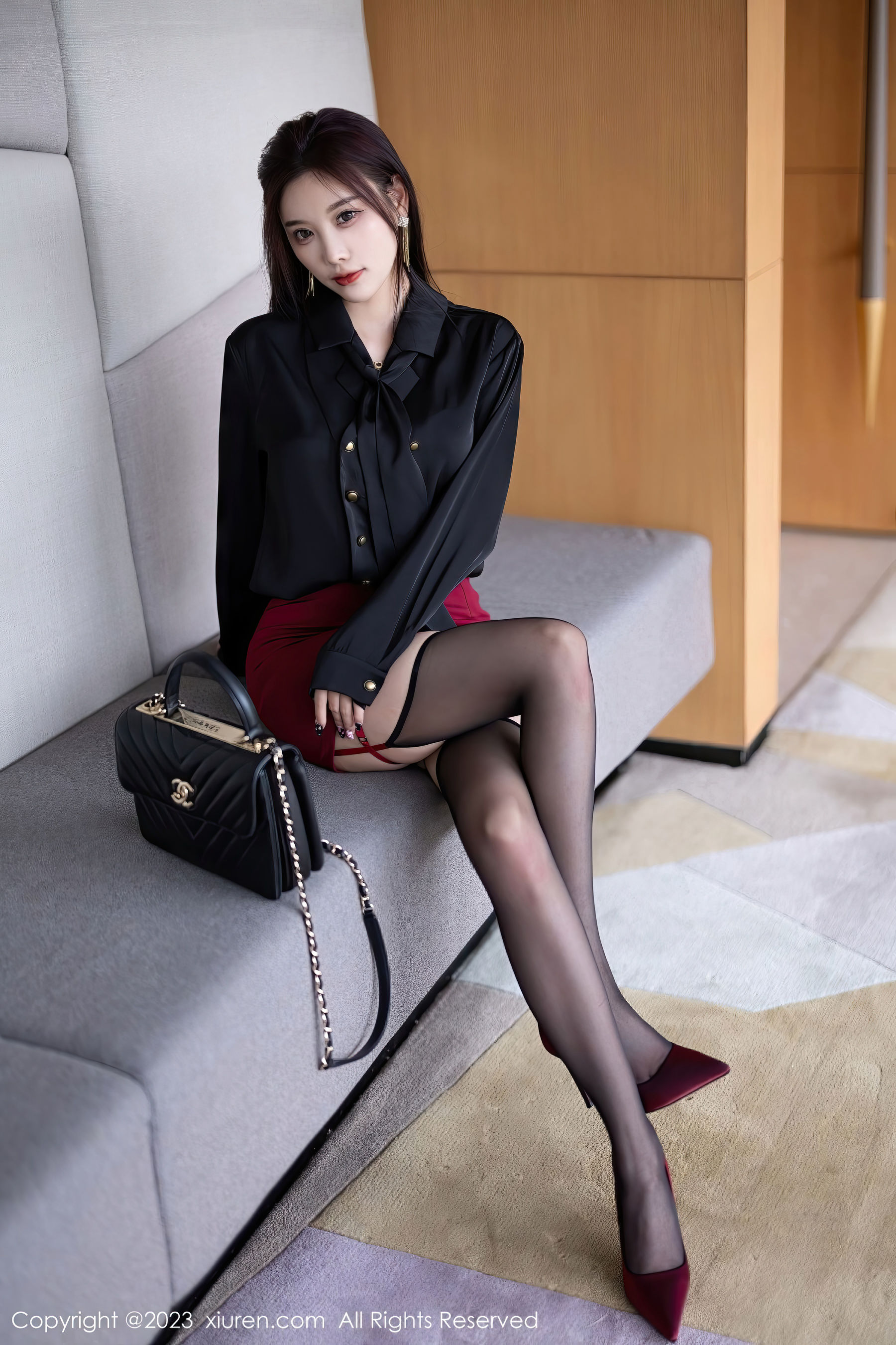 [XiuRen秀人网] No.7062 杨晨晨Yome – 深蓝上衣+黑色短裙性感写真