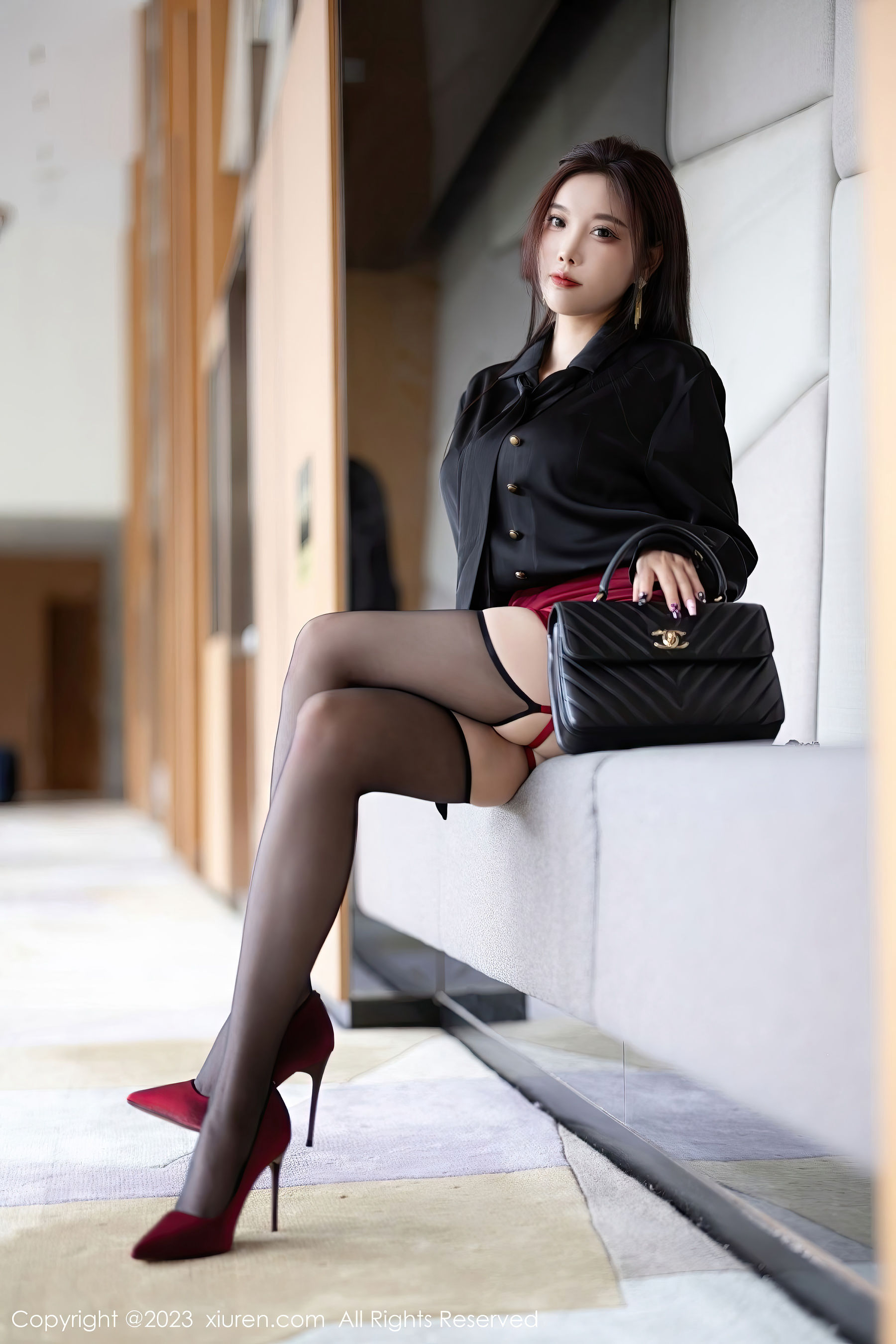 [XiuRen秀人网] No.7062 杨晨晨Yome – 深蓝上衣+黑色短裙性感写真
